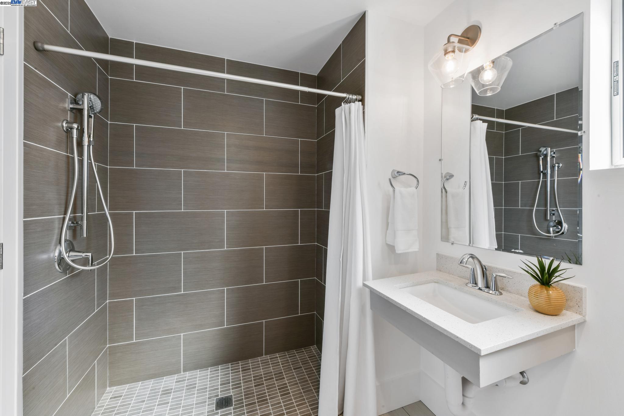 414 29Th Ave # 5, Oakland, California 94601, 1 Bedroom Bedrooms, 4 Rooms Rooms,2 BathroomsBathrooms,Residential,For Sale,414 29Th Ave # 5,41088399