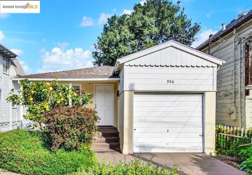 Detail Gallery Image 1 of 1 For 986 55th St, Oakland,  CA 94608 - 2 Beds | 1 Baths