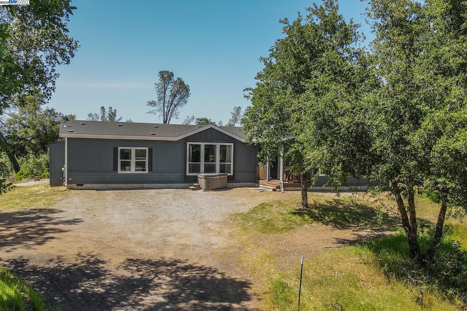 Detail Gallery Image 1 of 59 For 21679 Squaw Grass Trail, Redding,  CA 96003 - 3 Beds | 2 Baths