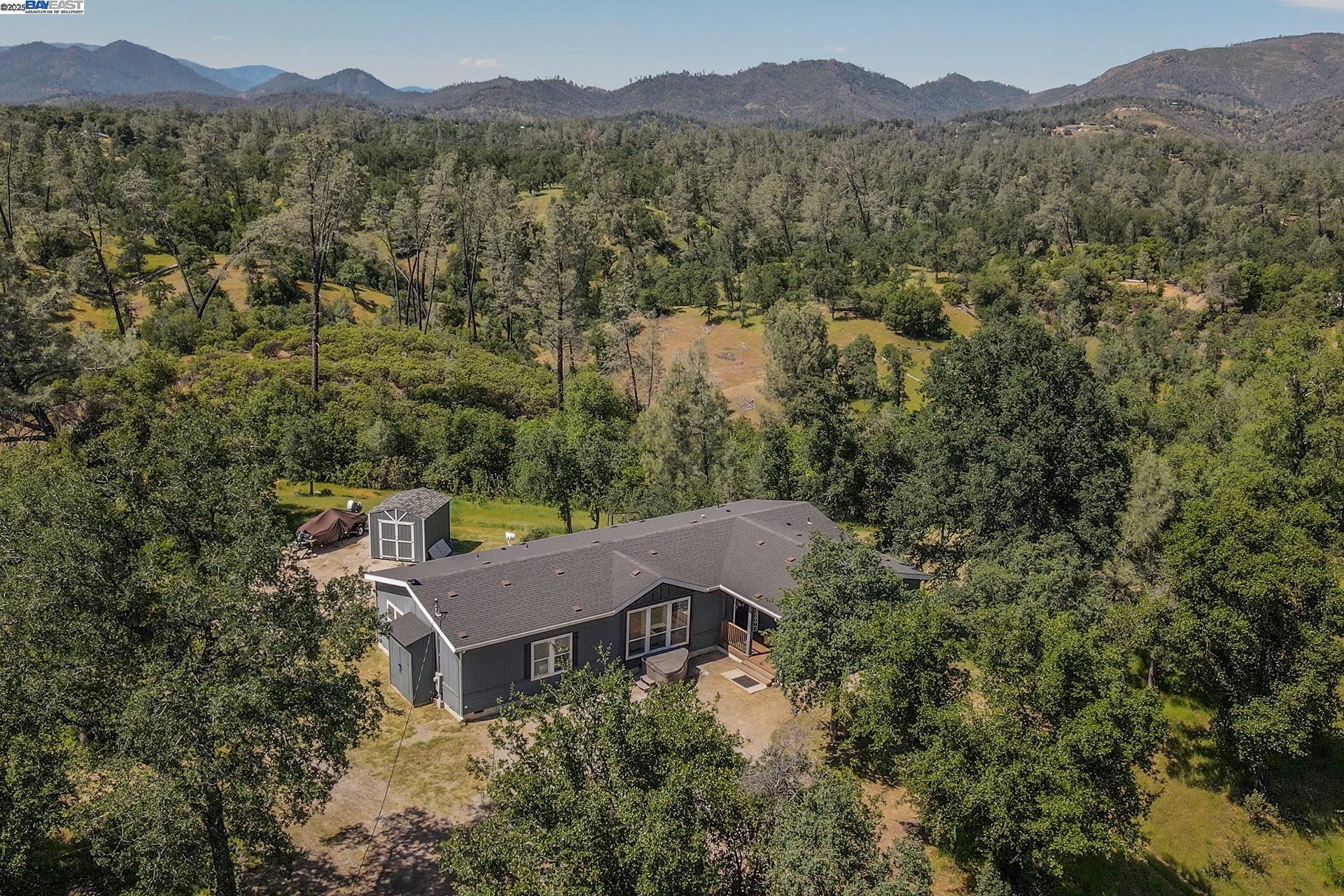 Detail Gallery Image 4 of 59 For 21679 Squaw Grass Trail, Redding,  CA 96003 - 3 Beds | 2 Baths