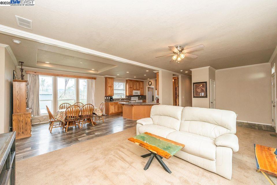 Detail Gallery Image 7 of 59 For 21679 Squaw Grass Trail, Redding,  CA 96003 - 3 Beds | 2 Baths
