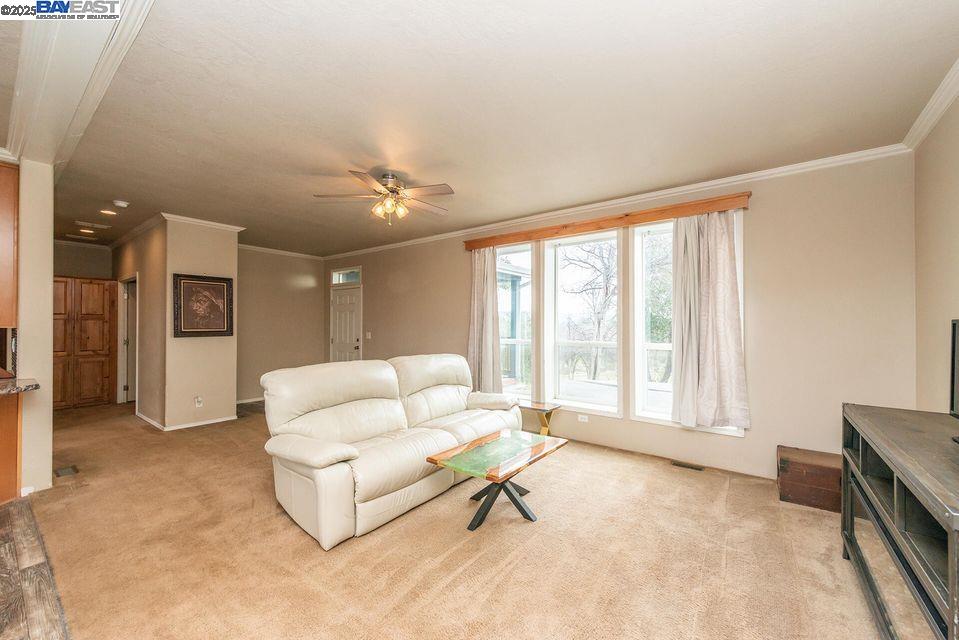 Detail Gallery Image 8 of 59 For 21679 Squaw Grass Trail, Redding,  CA 96003 - 3 Beds | 2 Baths