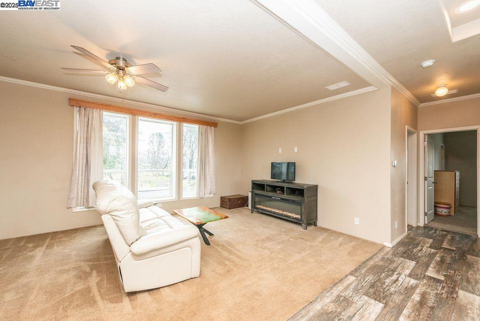 Detail Gallery Image 9 of 59 For 21679 Squaw Grass Trail, Redding,  CA 96003 - 3 Beds | 2 Baths