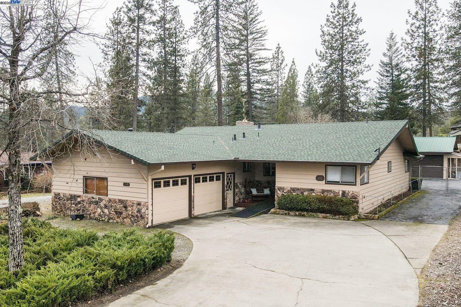 Detail Gallery Image 1 of 1 For 401 Easter Ave., Weaverville,  CA 96093 - 2 Beds | 2 Baths