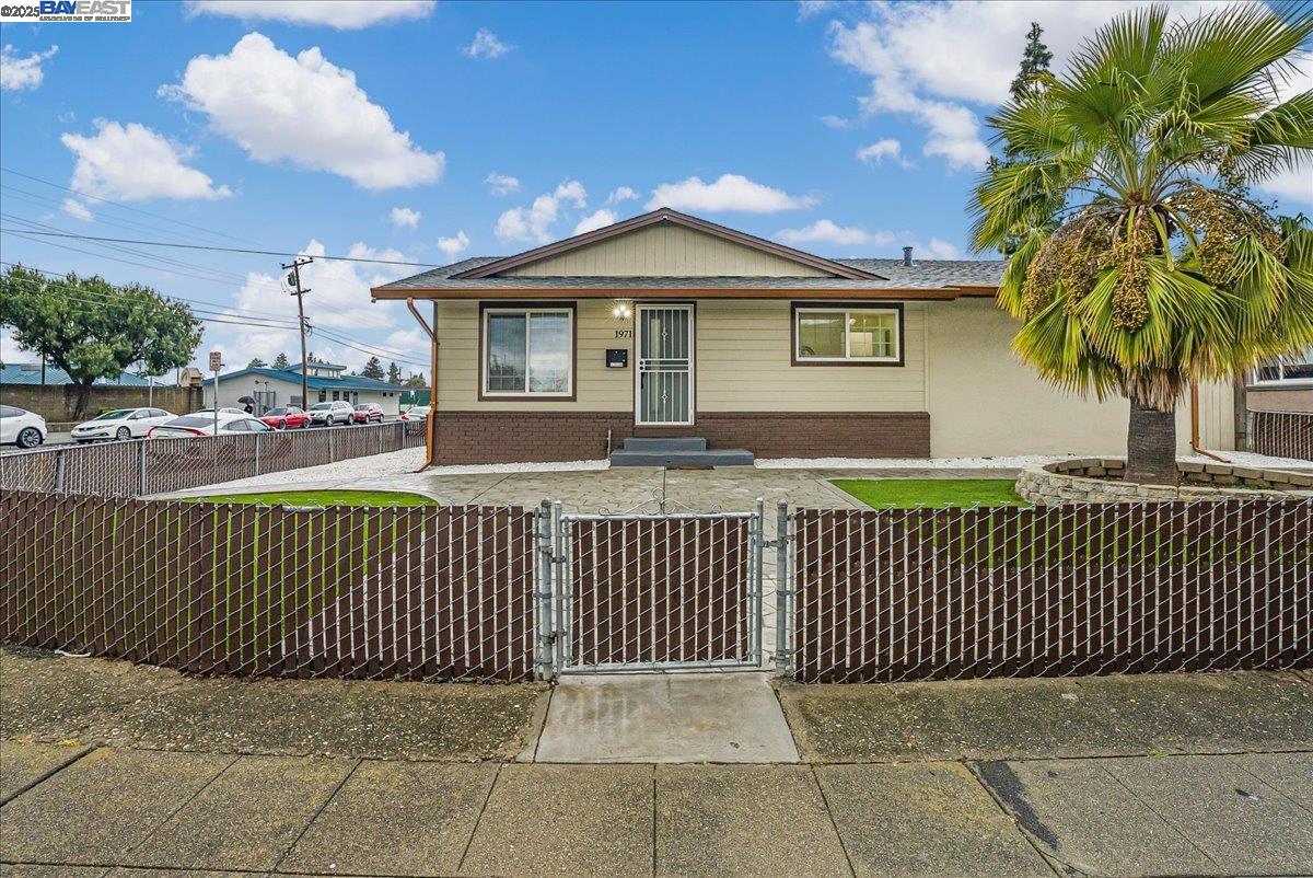 Detail Gallery Image 4 of 55 For 1971 H St, Union City,  CA 94587 - 4 Beds | 2 Baths