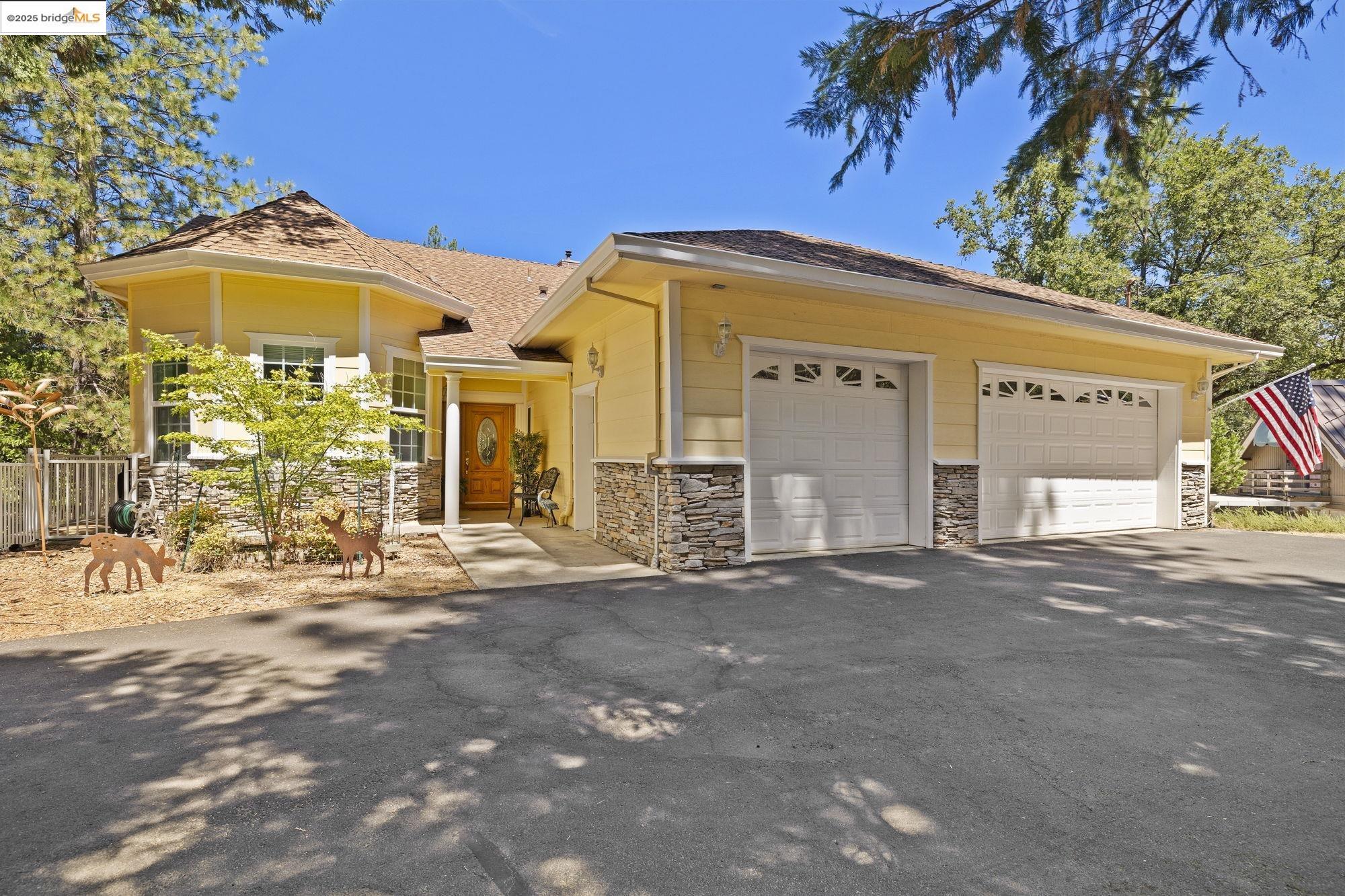 Detail Gallery Image 1 of 1 For 20190 Pine Mountain Drive, Groveland,  CA 95321-9327 - 4 Beds | 3 Baths