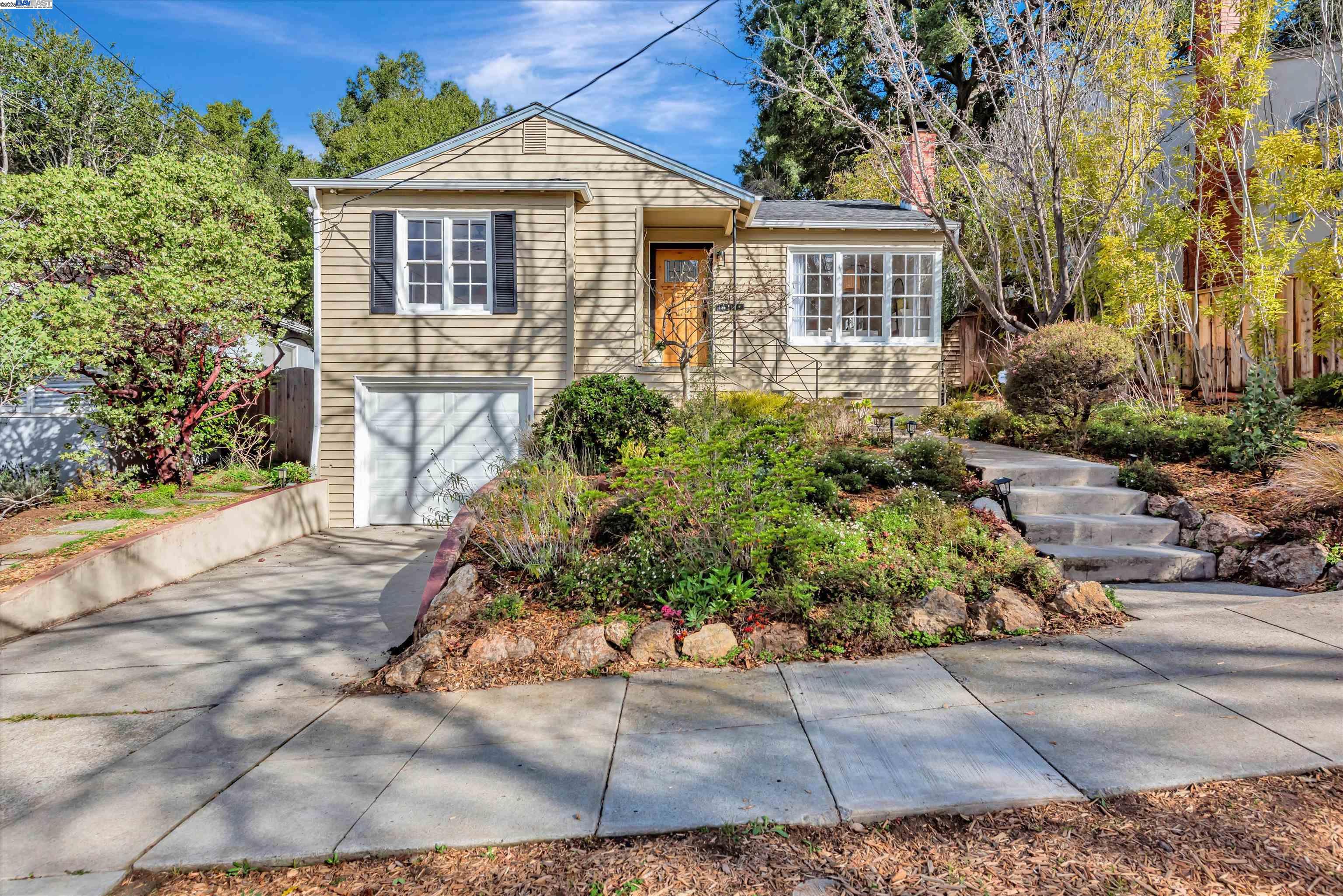 Detail Gallery Image 1 of 1 For 135 Marlow Drive, Oakland,  CA 94605-5819 - 4 Beds | 2 Baths