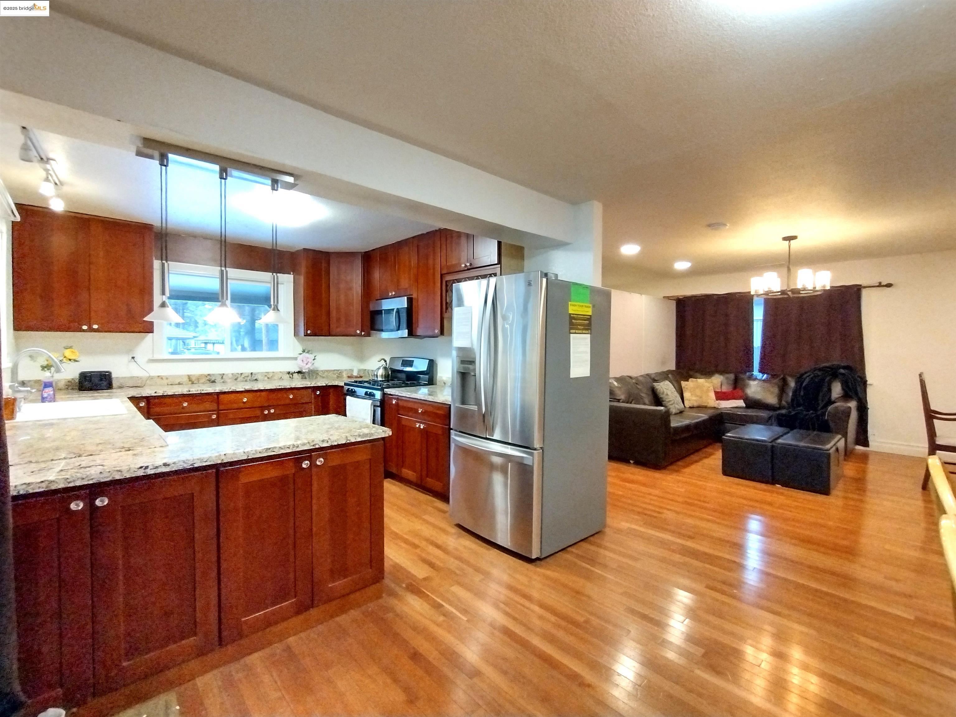Detail Gallery Image 9 of 39 For 864 San Francisco Ave, South Lake Tahoe,  CA 96150 - 3 Beds | 3 Baths