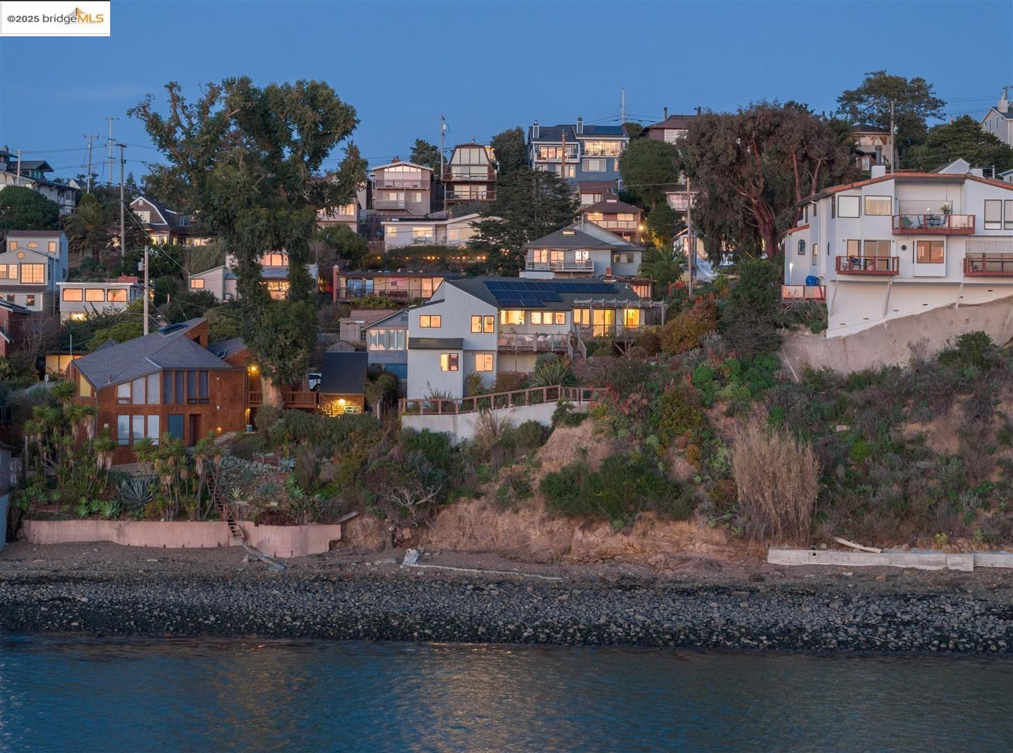 Detail Gallery Image 1 of 1 For 633 Ocean Ave, Richmond,  CA 94801 - 3 Beds | 2/1 Baths