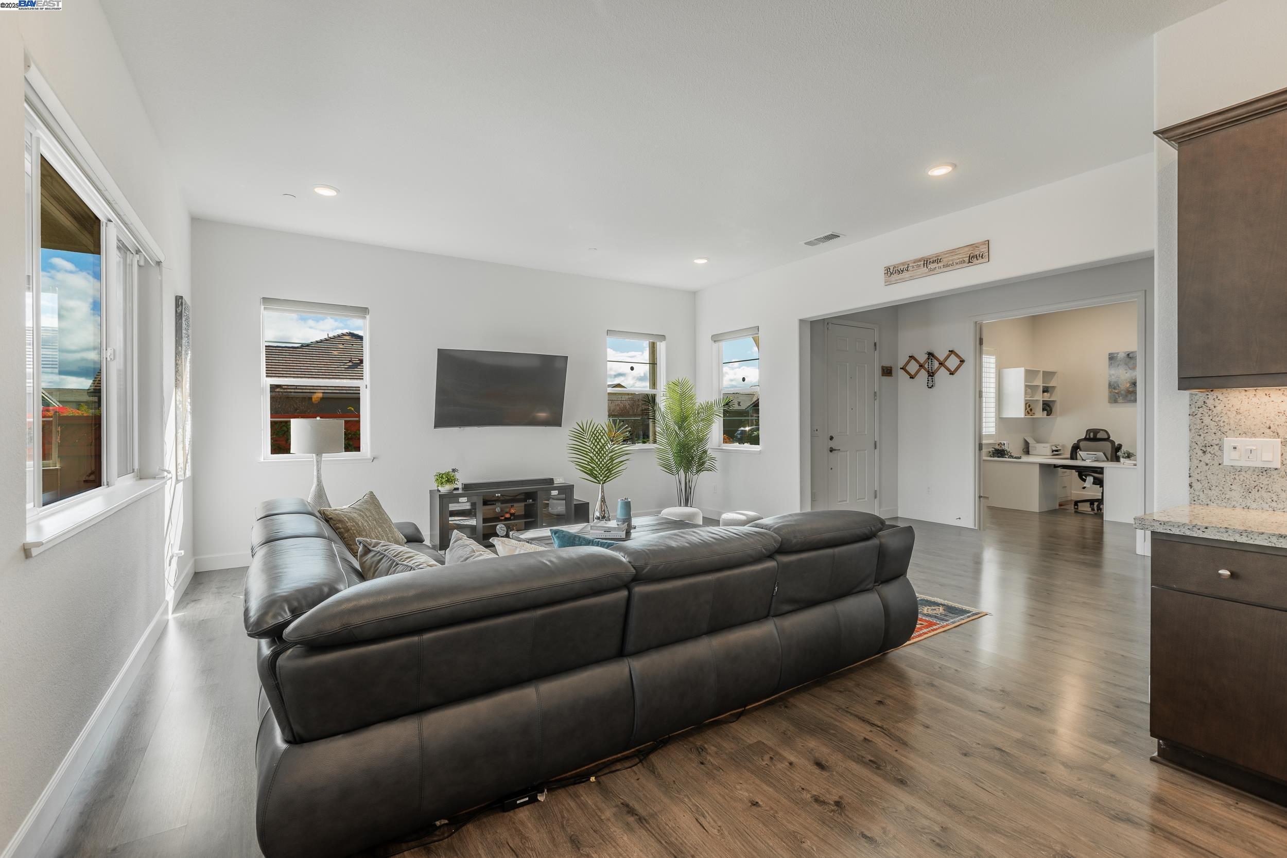 Detail Gallery Image 5 of 37 For 1593 S Sherman St, Mountain House,  CA 95391 - 3 Beds | 2/1 Baths
