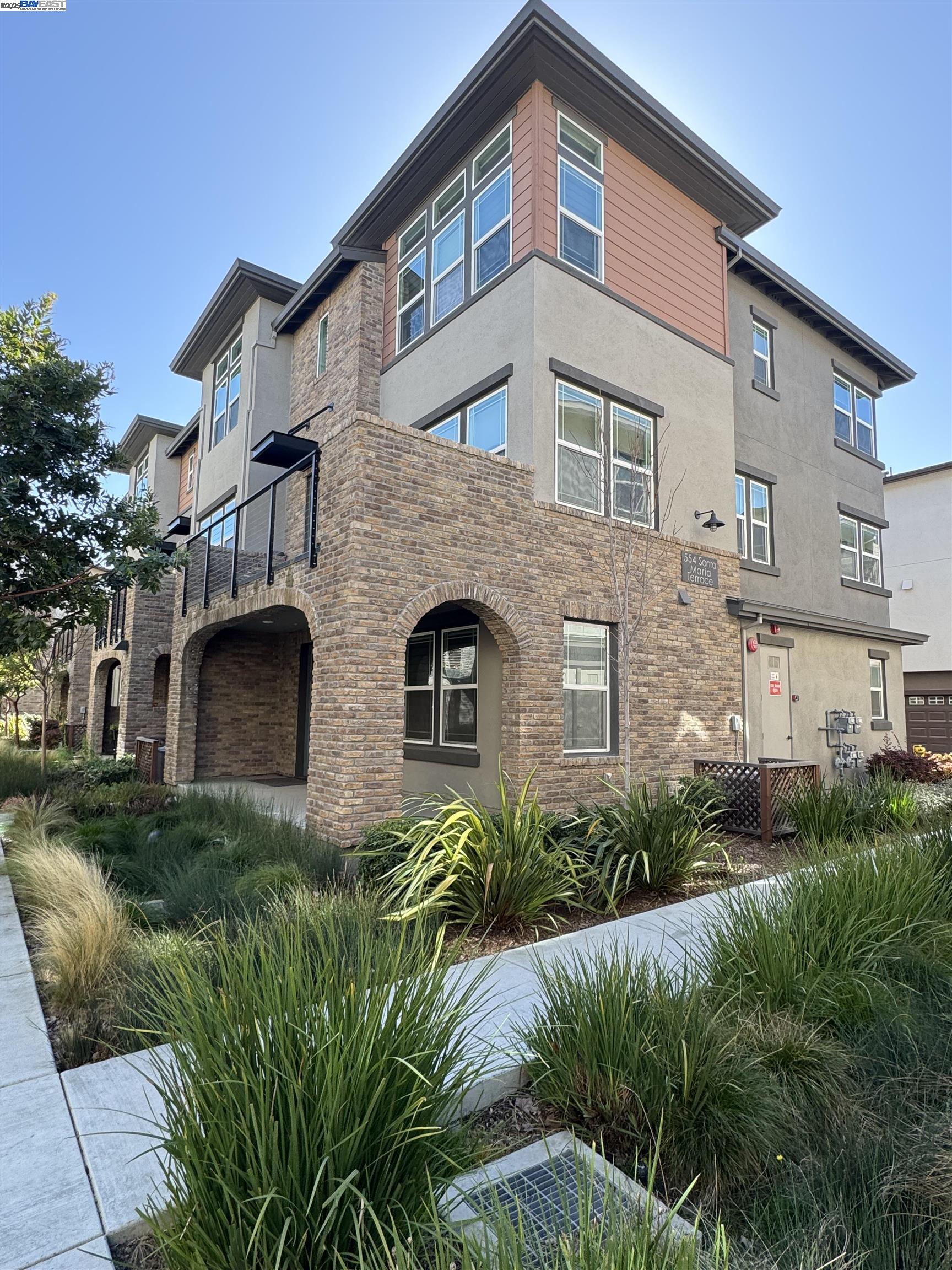 Detail Gallery Image 1 of 1 For 554 Santa Maria Ter #4,  Sunnyvale,  CA 94085-3591 - 4 Beds | 3/1 Baths