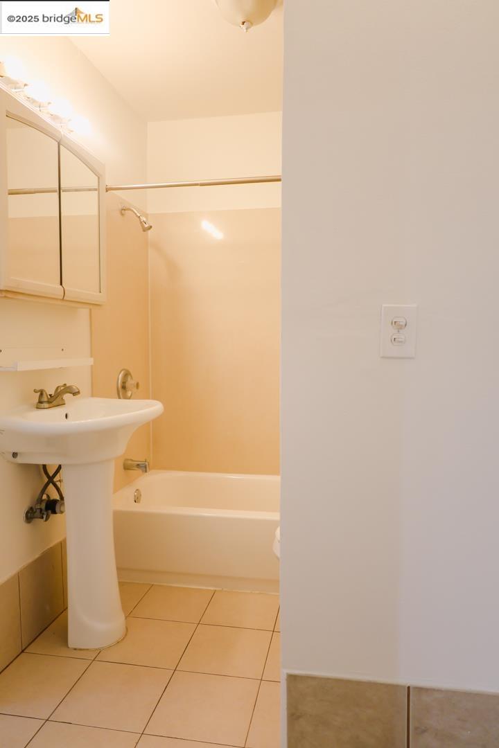1175 12th St, Oakland, California 94607, 3 Bedrooms Bedrooms, 6 Rooms Rooms,2 BathroomsBathrooms,Residential Lease,For Rent,1175 12th St,41088559