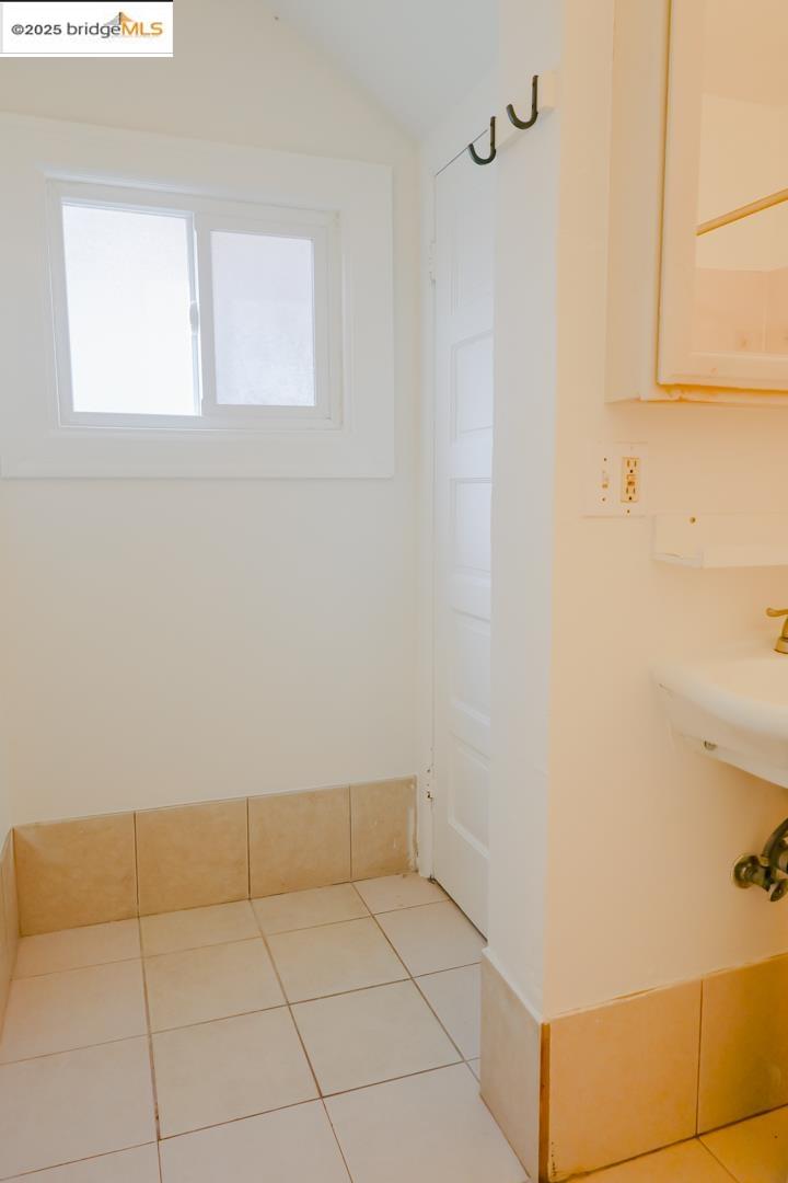 1175 12th St, Oakland, California 94607, 3 Bedrooms Bedrooms, 6 Rooms Rooms,2 BathroomsBathrooms,Residential Lease,For Rent,1175 12th St,41088559