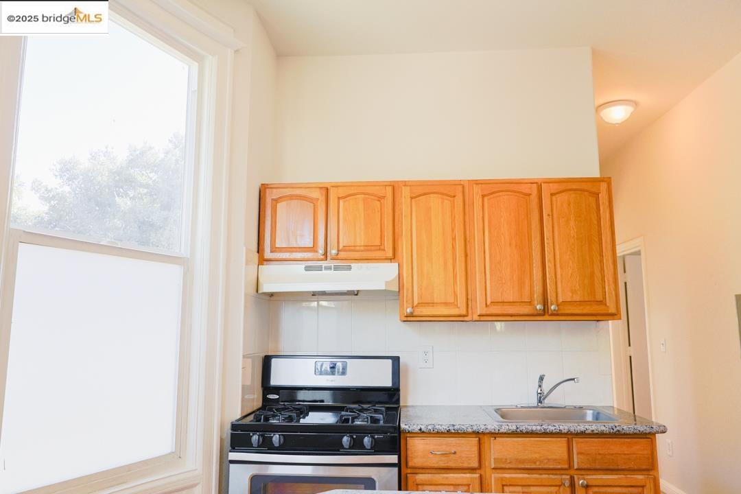 1175 12th St, Oakland, California 94607, 3 Bedrooms Bedrooms, 6 Rooms Rooms,2 BathroomsBathrooms,Residential Lease,For Rent,1175 12th St,41088559