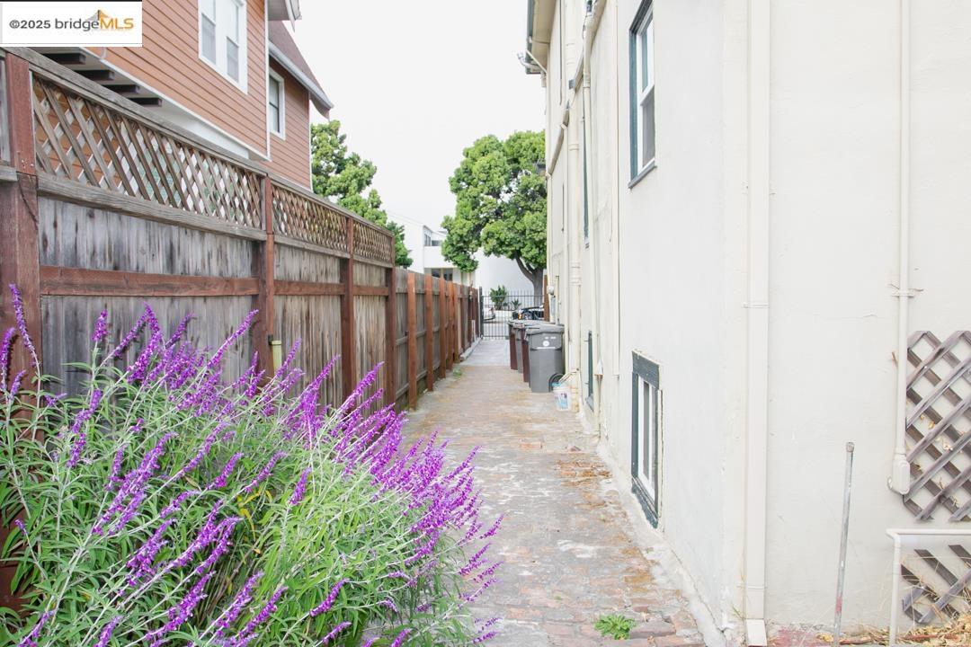 1175 12th St, Oakland, California 94607, 3 Bedrooms Bedrooms, 6 Rooms Rooms,2 BathroomsBathrooms,Residential Lease,For Rent,1175 12th St,41088559