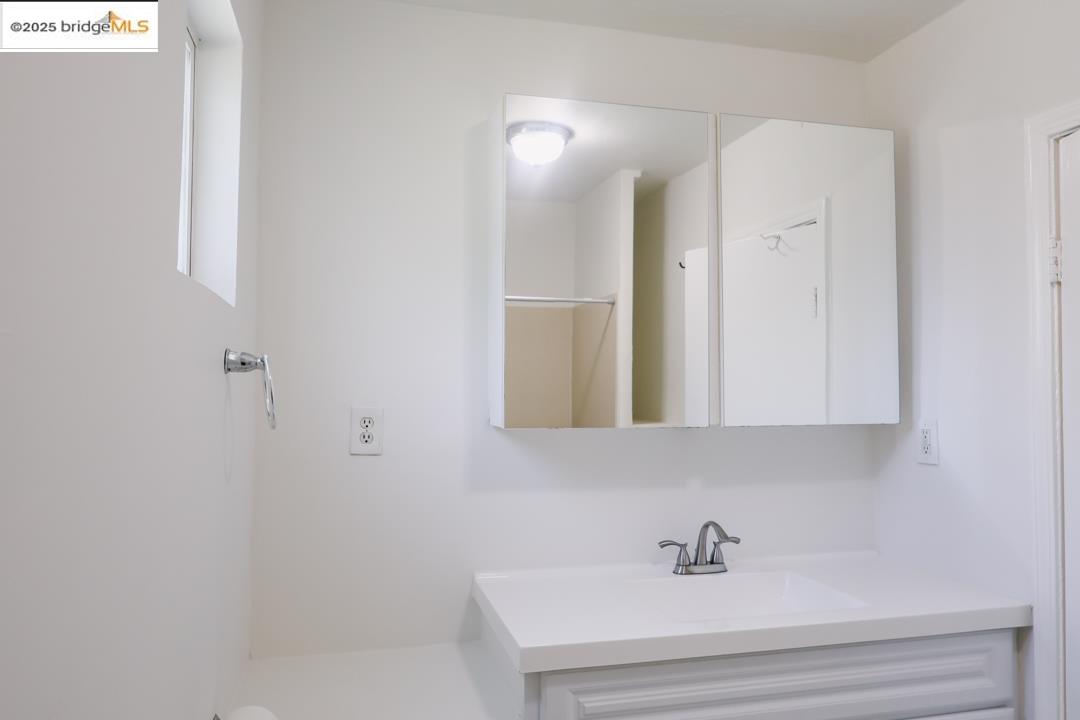 1175 12th St, Oakland, California 94607, 3 Bedrooms Bedrooms, 6 Rooms Rooms,2 BathroomsBathrooms,Residential Lease,For Rent,1175 12th St,41088559
