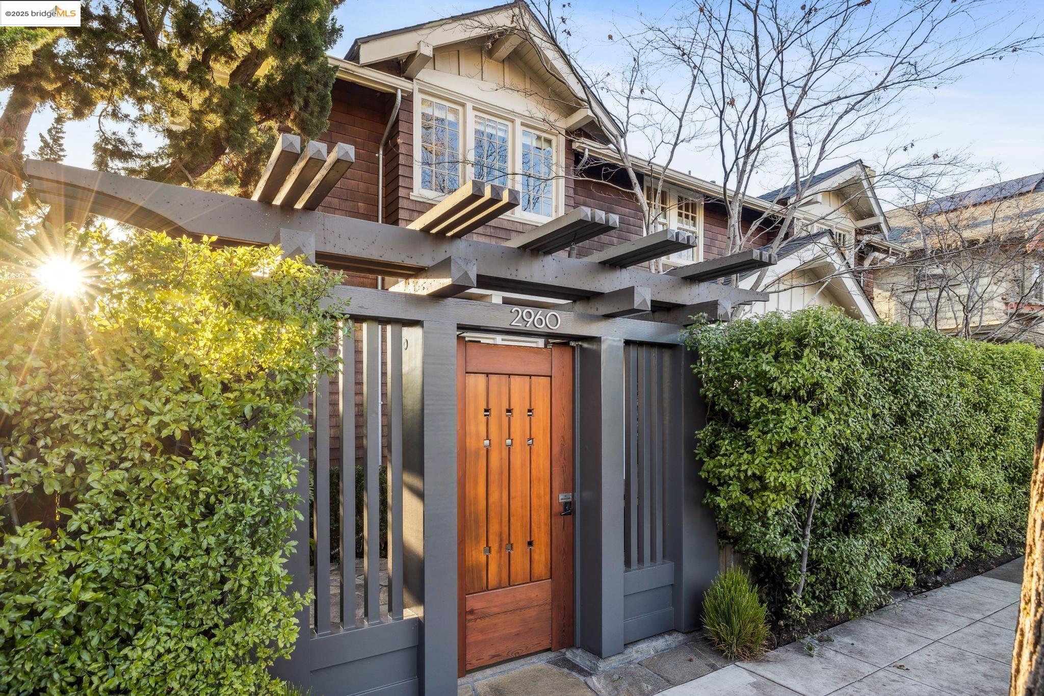 Detail Gallery Image 1 of 1 For 2960 Benvenue Ave, Berkeley,  CA 94705 - 4 Beds | 2/1 Baths