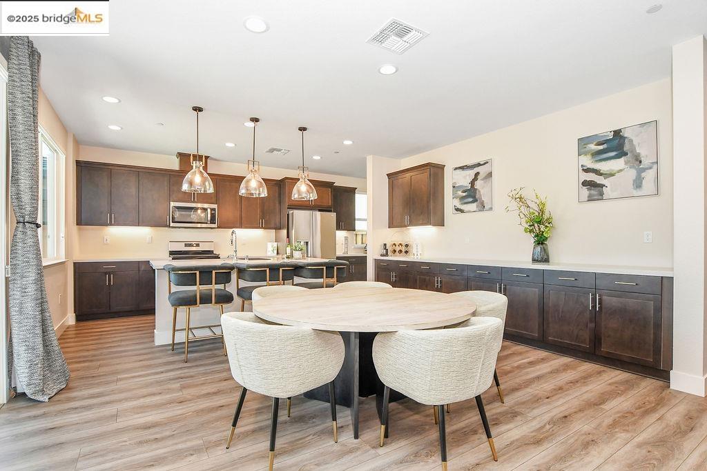 Detail Gallery Image 11 of 41 For 16214 Sculptor Ave, Lathrop,  CA 95330-9819 - 4 Beds | 3 Baths