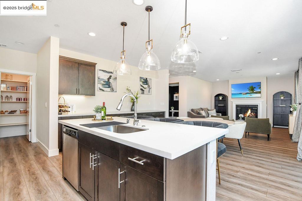 Detail Gallery Image 13 of 41 For 16214 Sculptor Ave, Lathrop,  CA 95330-9819 - 4 Beds | 3 Baths