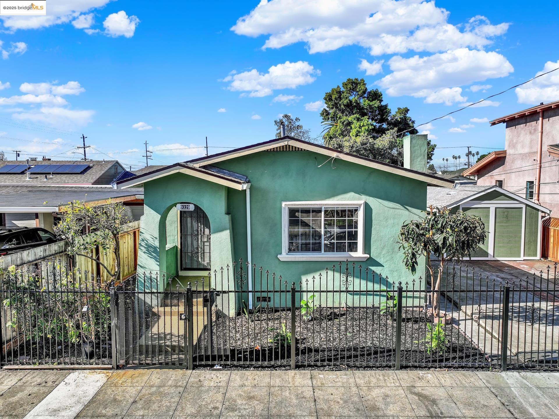 Detail Gallery Image 1 of 1 For 9329 Olive St, Oakland,  CA 94603 - 2 Beds | 1 Baths
