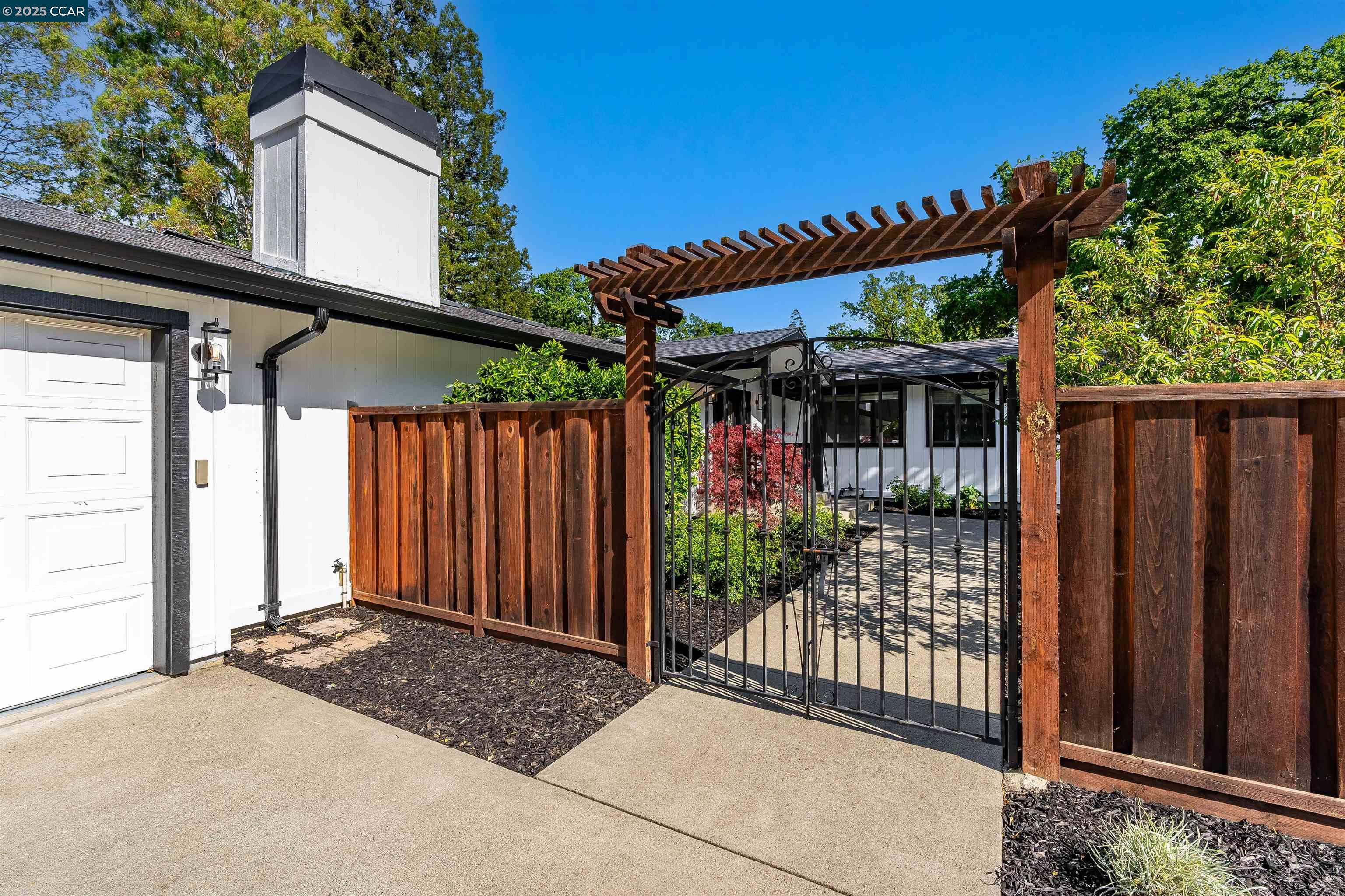 Detail Gallery Image 7 of 60 For 2424 San Miguel Dr, Walnut Creek,  CA 94596 - 4 Beds | 2 Baths