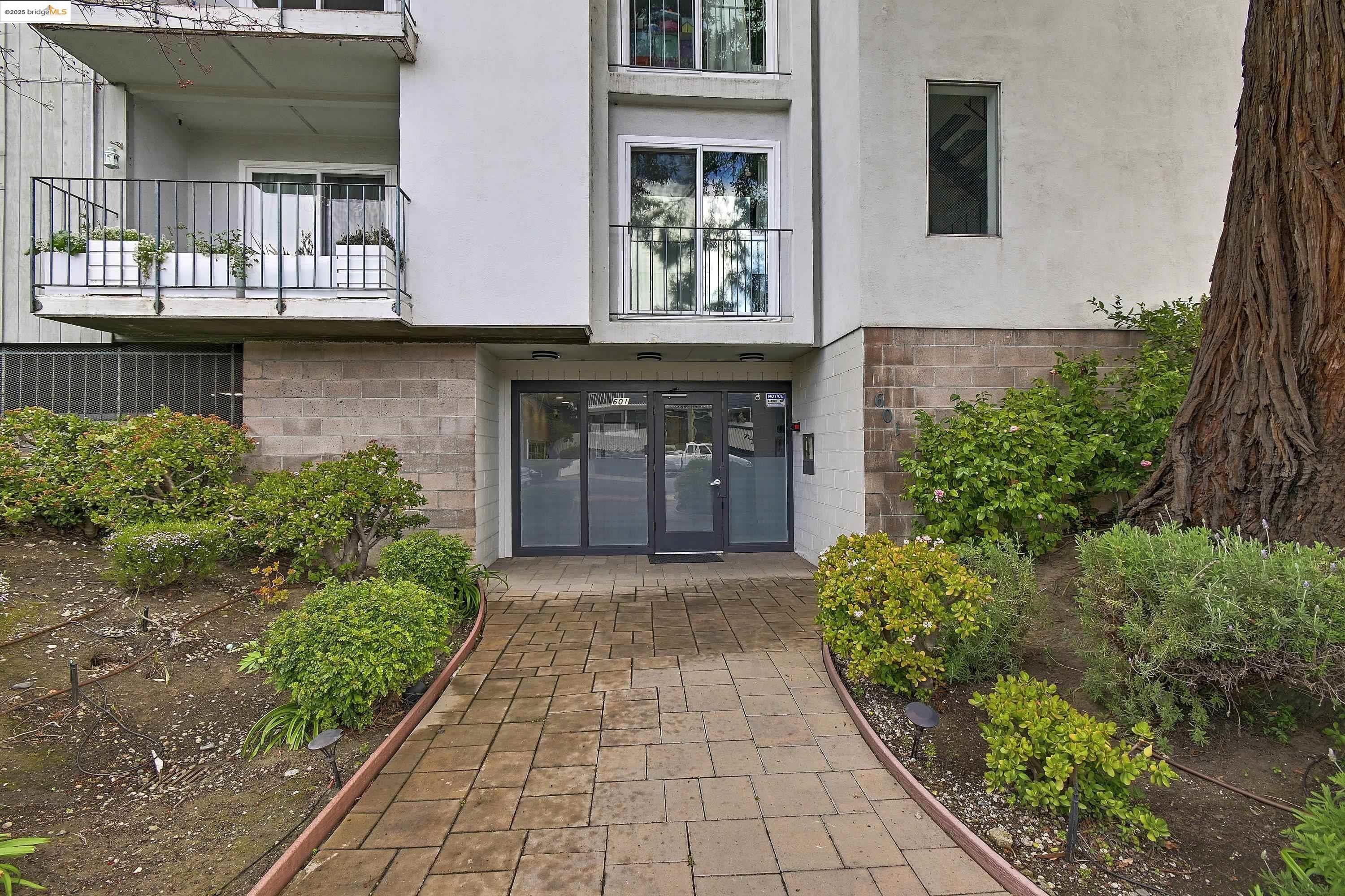 Detail Gallery Image 3 of 43 For 601 Leahy #104,  Redwood City,  CA 94061 - 3 Beds | 2 Baths