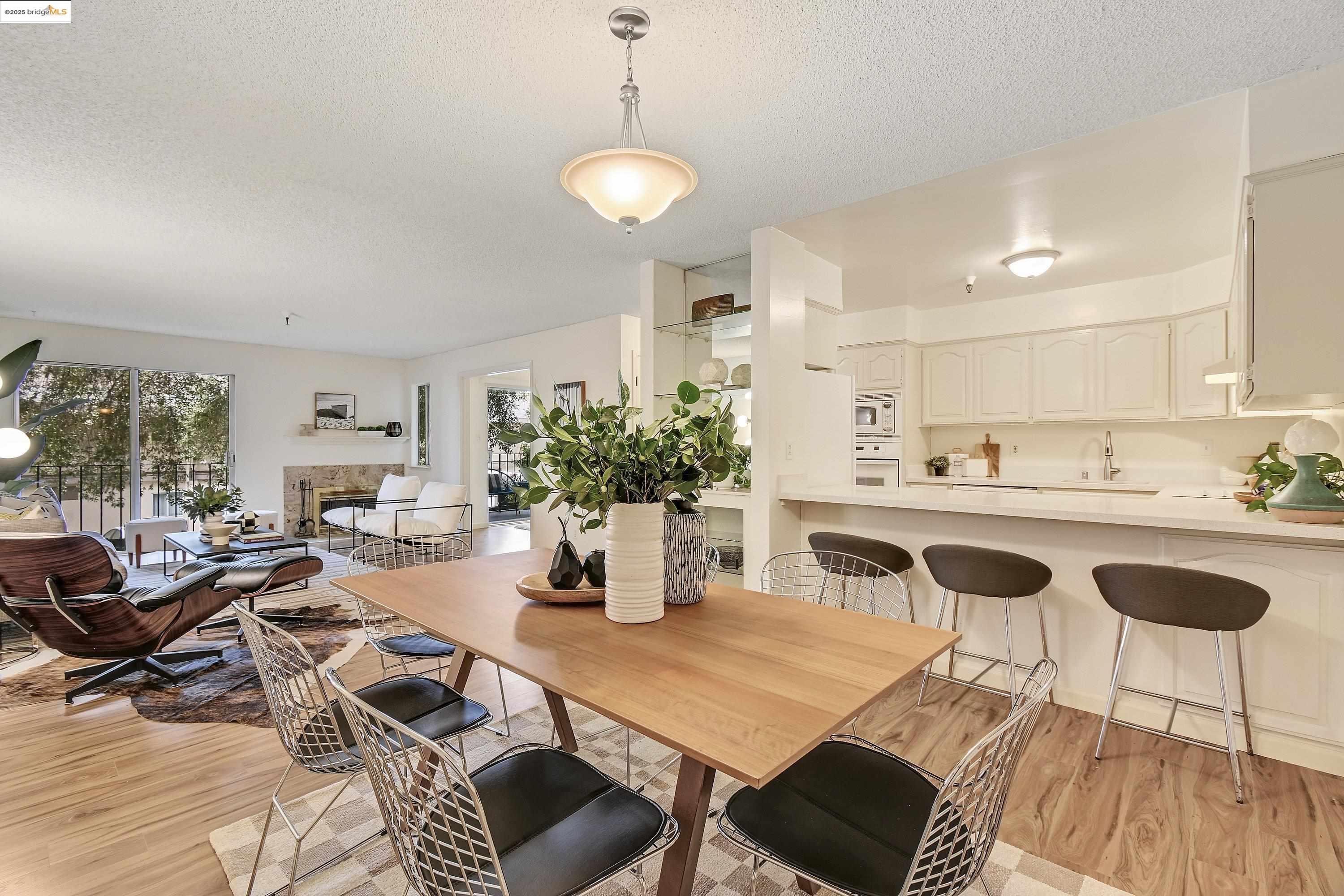 Detail Gallery Image 4 of 43 For 601 Leahy #104,  Redwood City,  CA 94061 - 3 Beds | 2 Baths