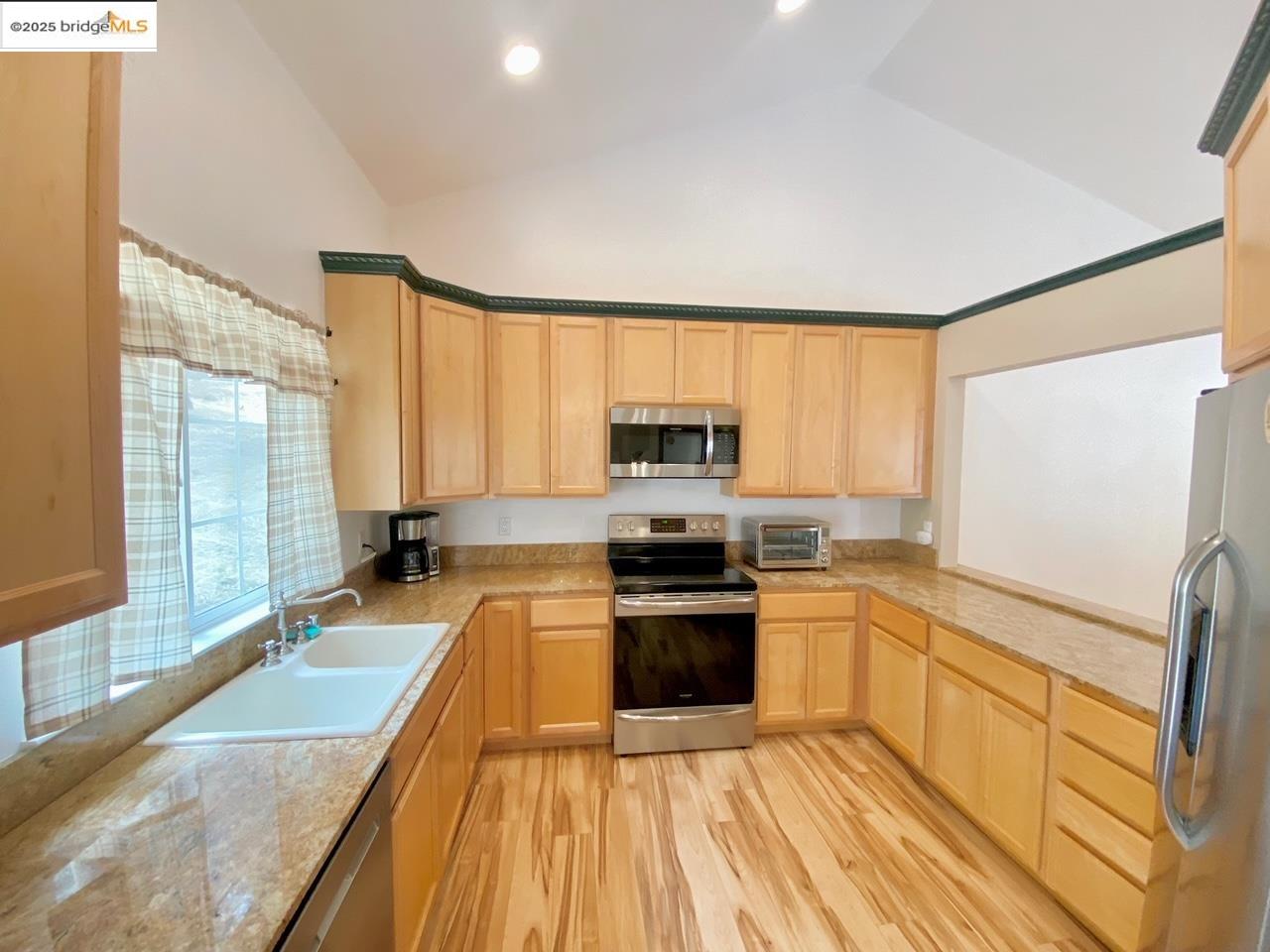 Detail Gallery Image 11 of 56 For 19329 Ferretti, Groveland,  CA 95321 - 3 Beds | 2 Baths
