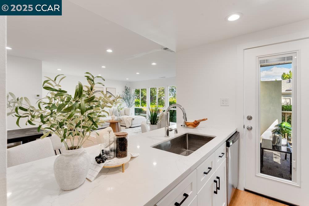 Detail Gallery Image 2 of 22 For 502 Ridgeview Ct, Pleasant Hill,  CA 94523 - 3 Beds | 2/1 Baths