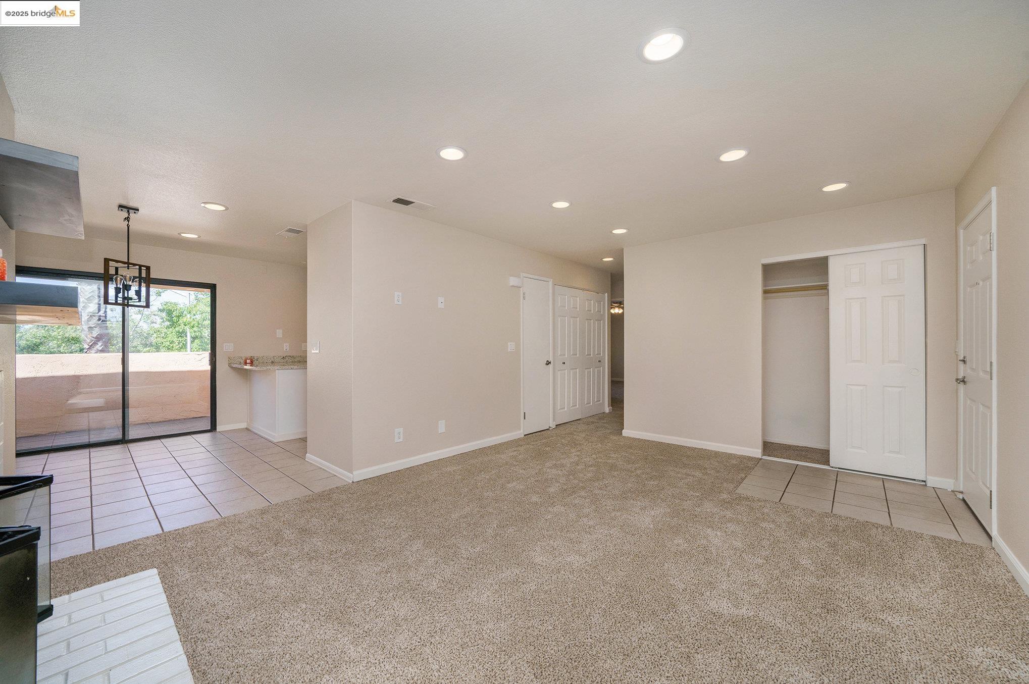Detail Gallery Image 4 of 14 For 2299 Renwick Ln, Antioch,  CA 94509 - 2 Beds | 2 Baths
