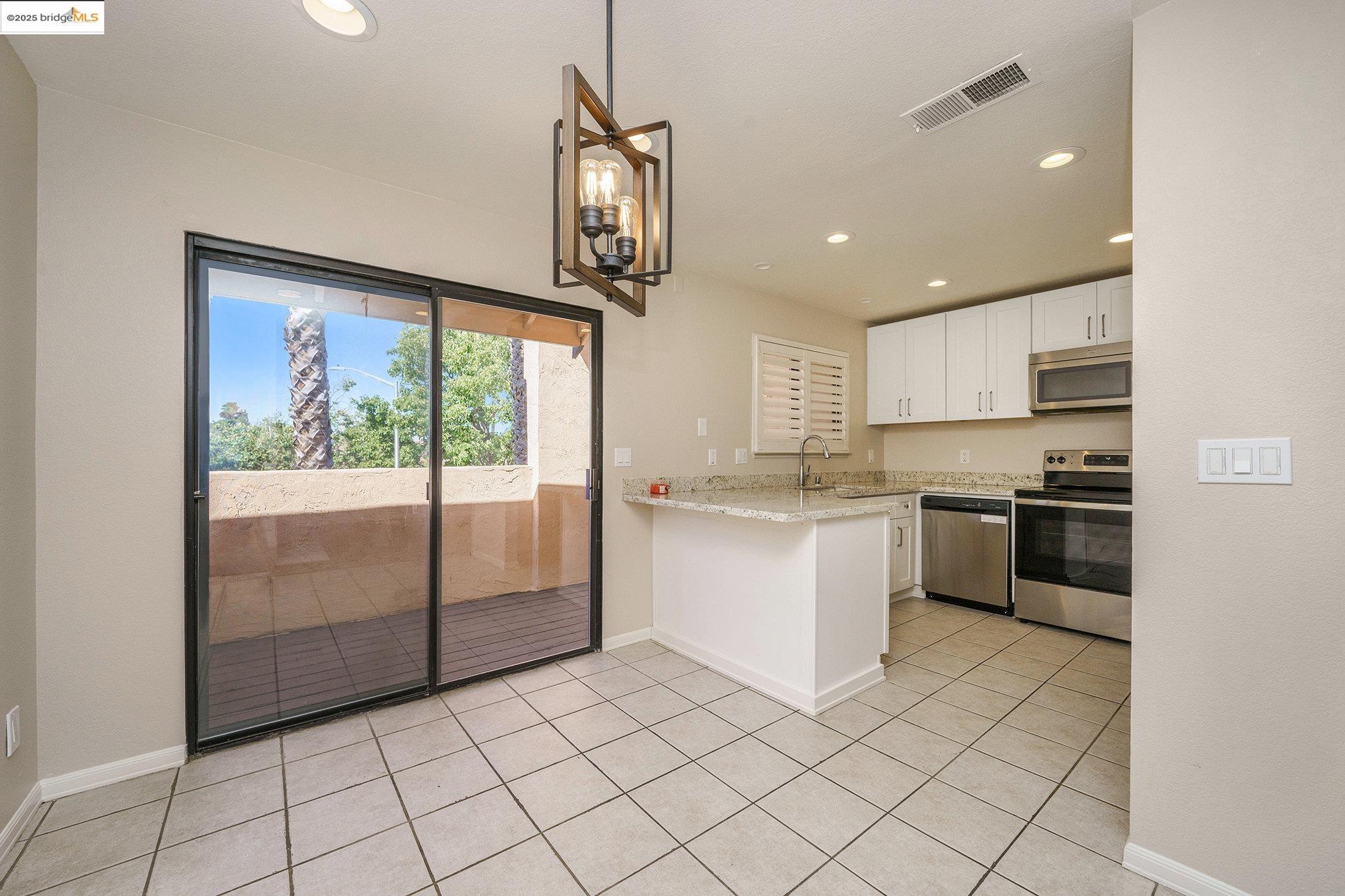 Detail Gallery Image 6 of 14 For 2299 Renwick Ln, Antioch,  CA 94509 - 2 Beds | 2 Baths