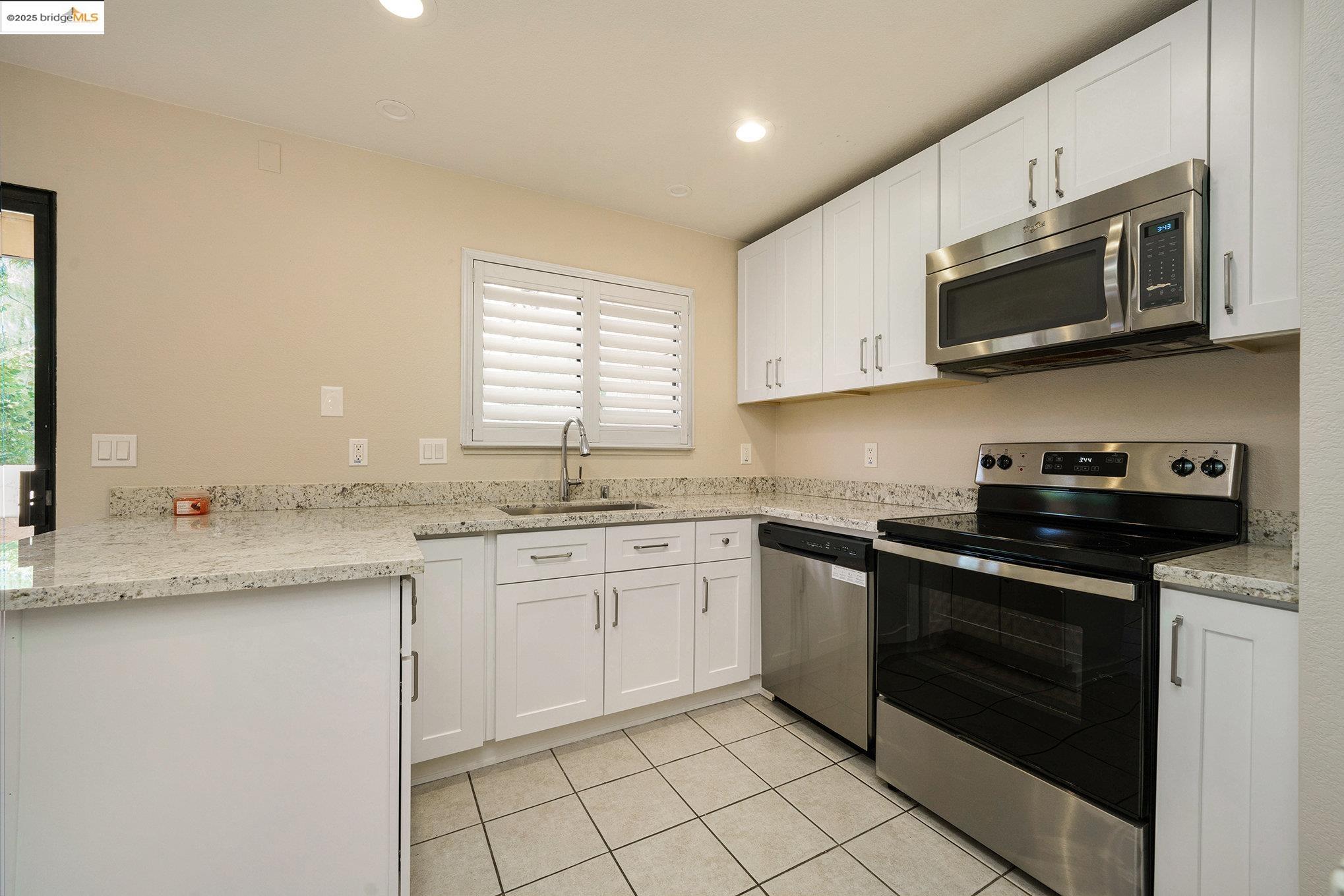 Detail Gallery Image 8 of 14 For 2299 Renwick Ln, Antioch,  CA 94509 - 2 Beds | 2 Baths