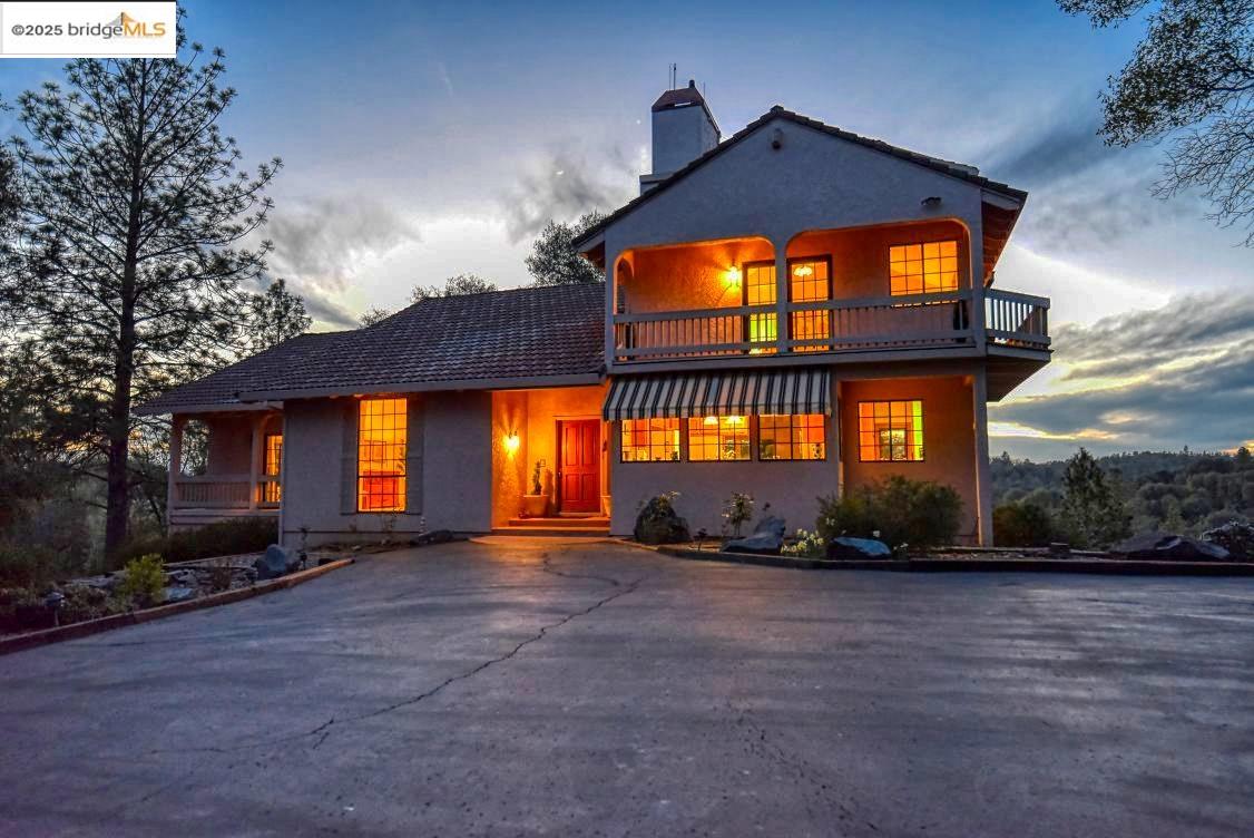 Groveland (A gateway to Yosemite)