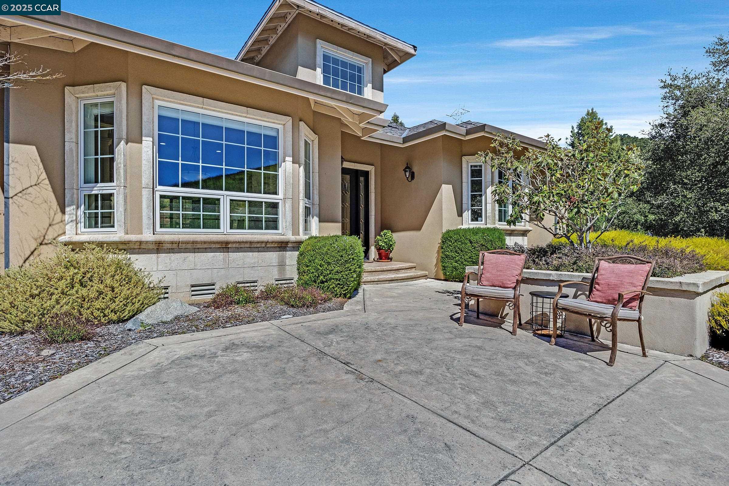 Detail Gallery Image 1 of 1 For 25100 Palomares Rd, Castro Valley,  CA 94552 - 3 Beds | 2 Baths