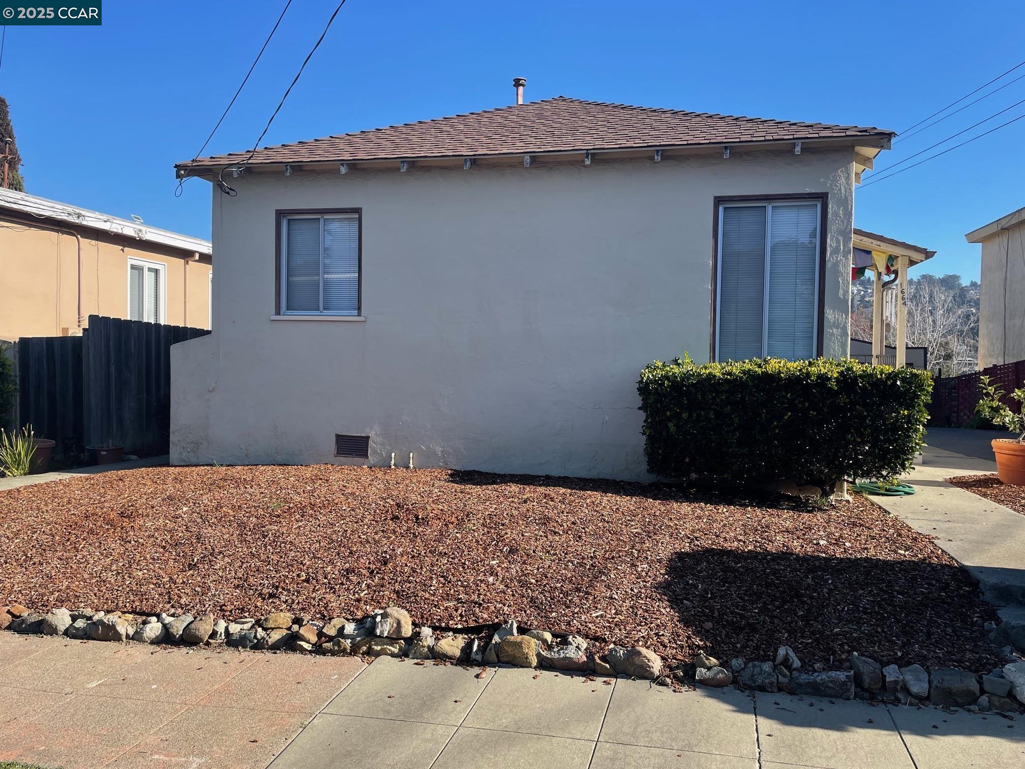 Detail Gallery Image 2 of 8 For 1662 San Benito St, Richmond,  CA 94804-5327 - 1 Beds | 1 Baths