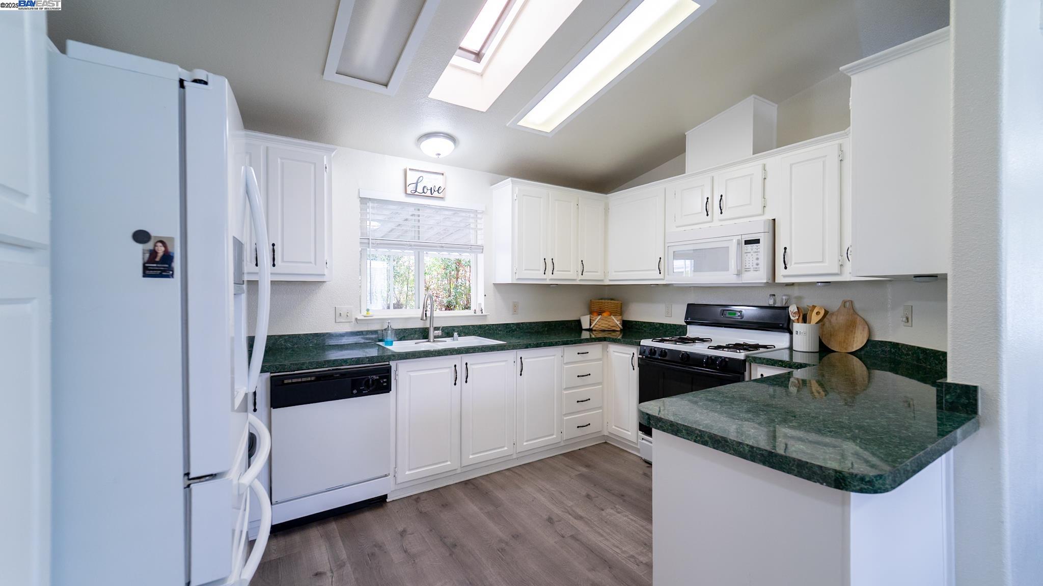Detail Gallery Image 10 of 32 For 1225 Vienna Dr #409,  Sunnyvale,  CA 94089 - 2 Beds | 2 Baths