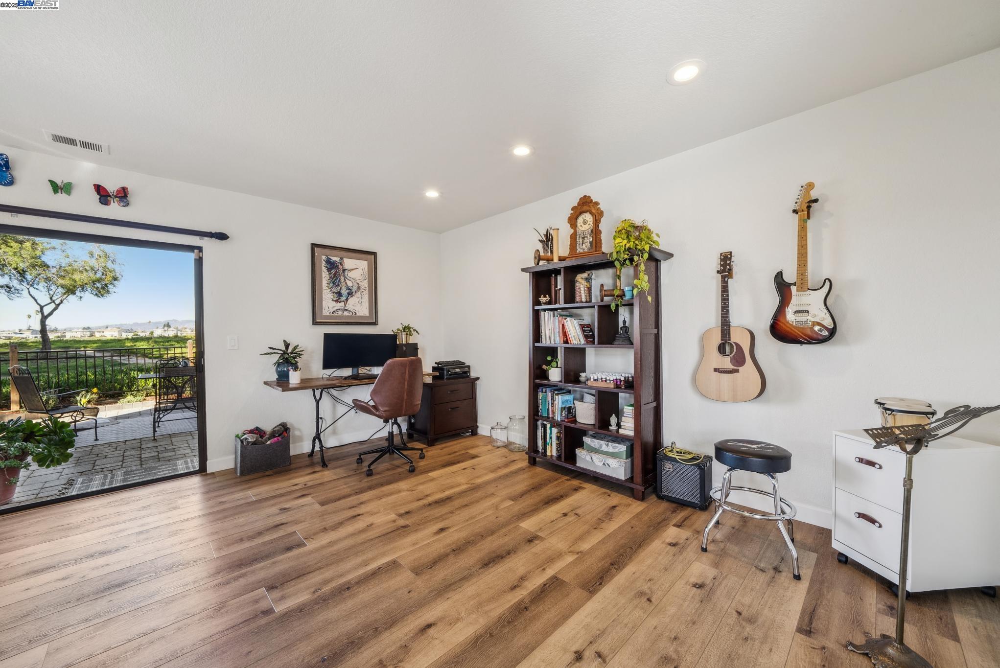 Detail Gallery Image 11 of 60 For 9 Palm Beach Ln, Alameda,  CA 94502 - 3 Beds | 2/1 Baths