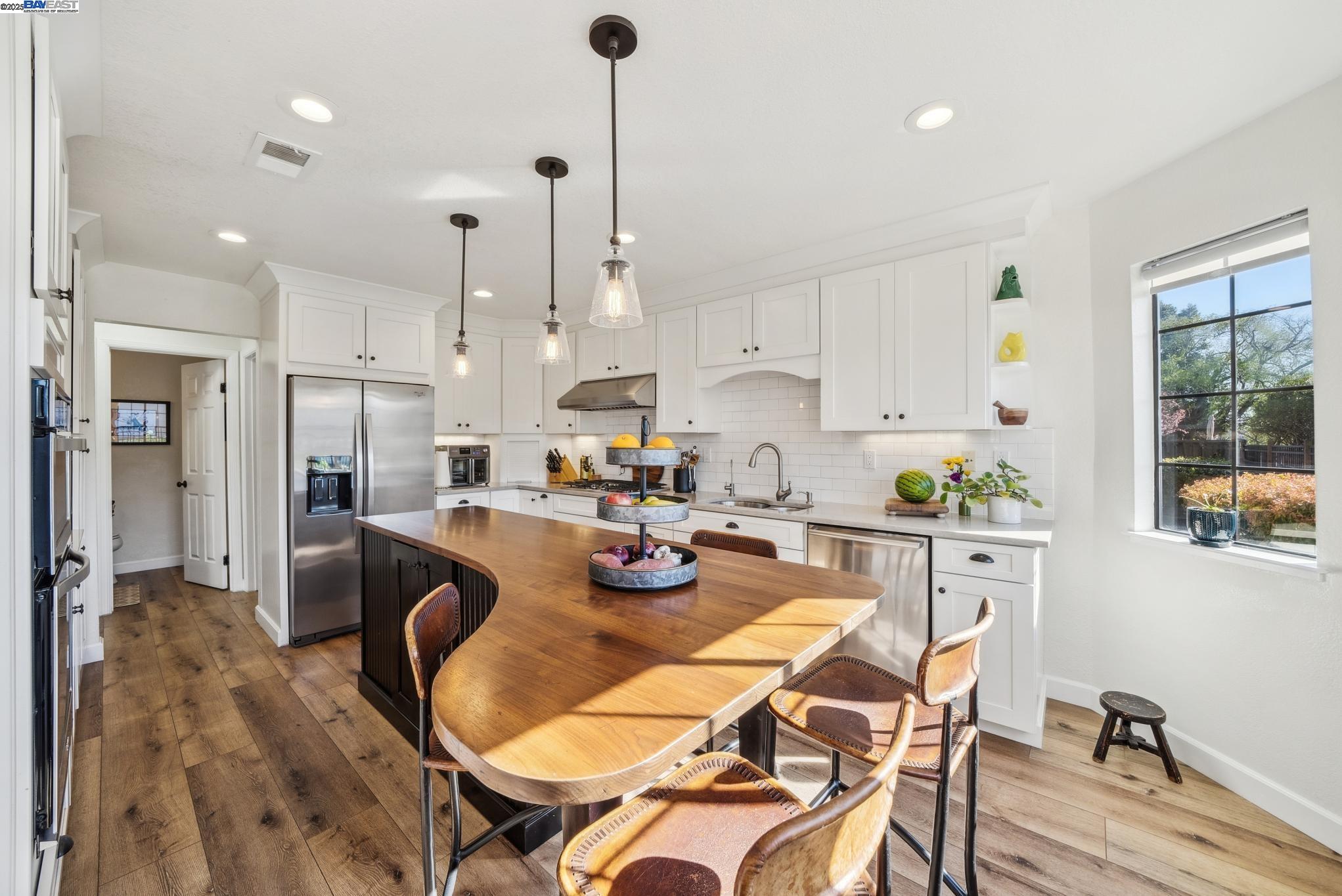 Detail Gallery Image 12 of 60 For 9 Palm Beach Ln, Alameda,  CA 94502 - 3 Beds | 2/1 Baths