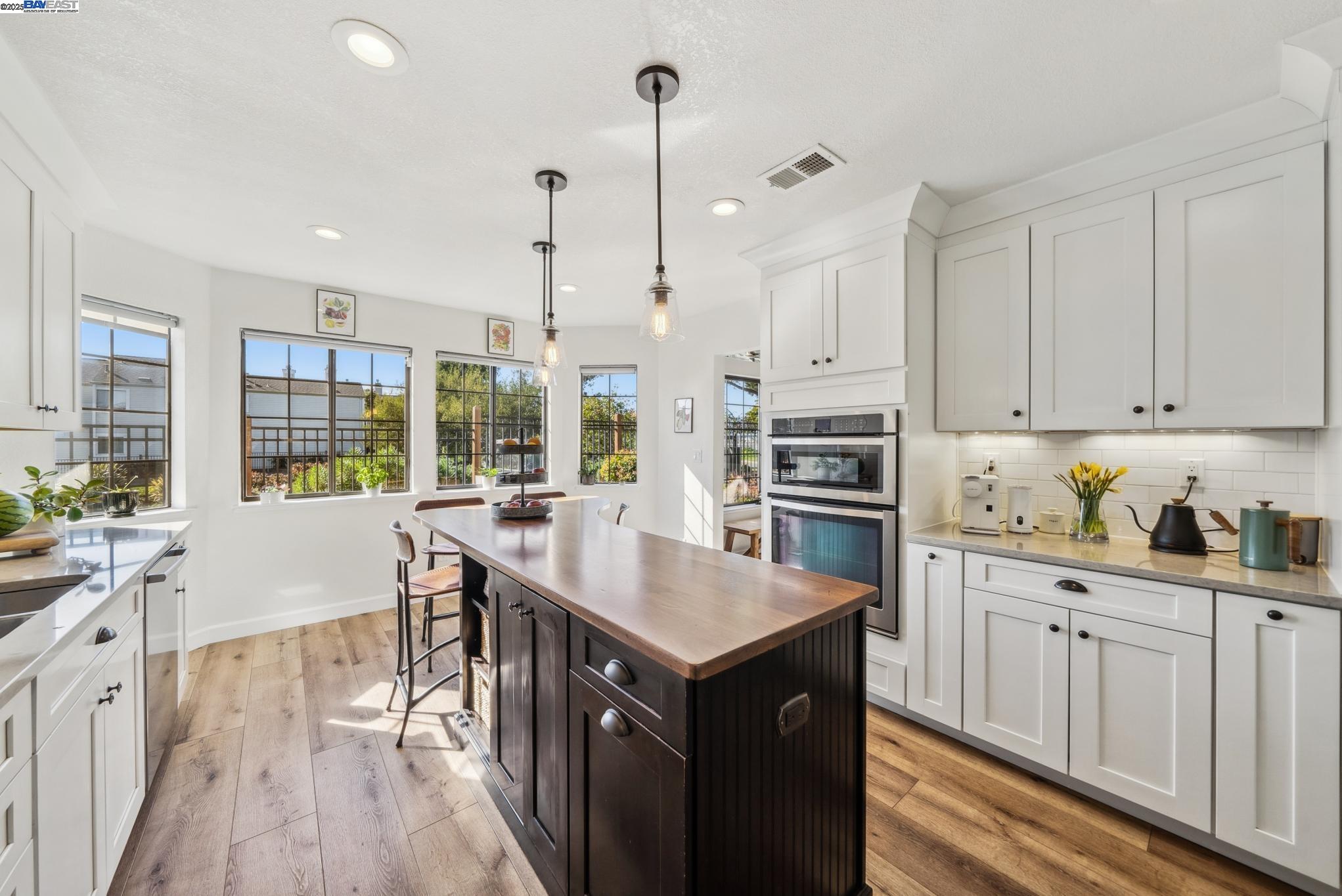 Detail Gallery Image 14 of 60 For 9 Palm Beach Ln, Alameda,  CA 94502 - 3 Beds | 2/1 Baths