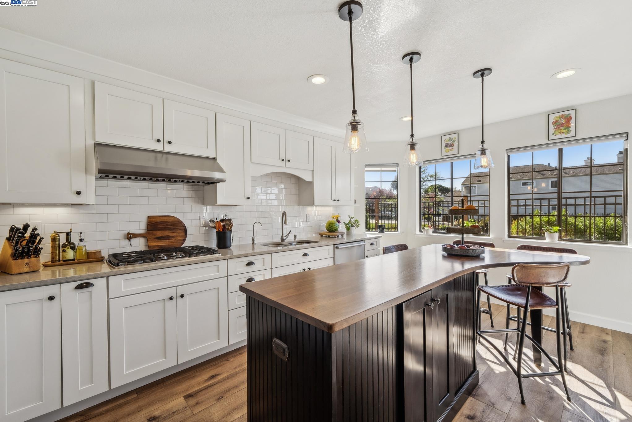 Detail Gallery Image 15 of 60 For 9 Palm Beach Ln, Alameda,  CA 94502 - 3 Beds | 2/1 Baths