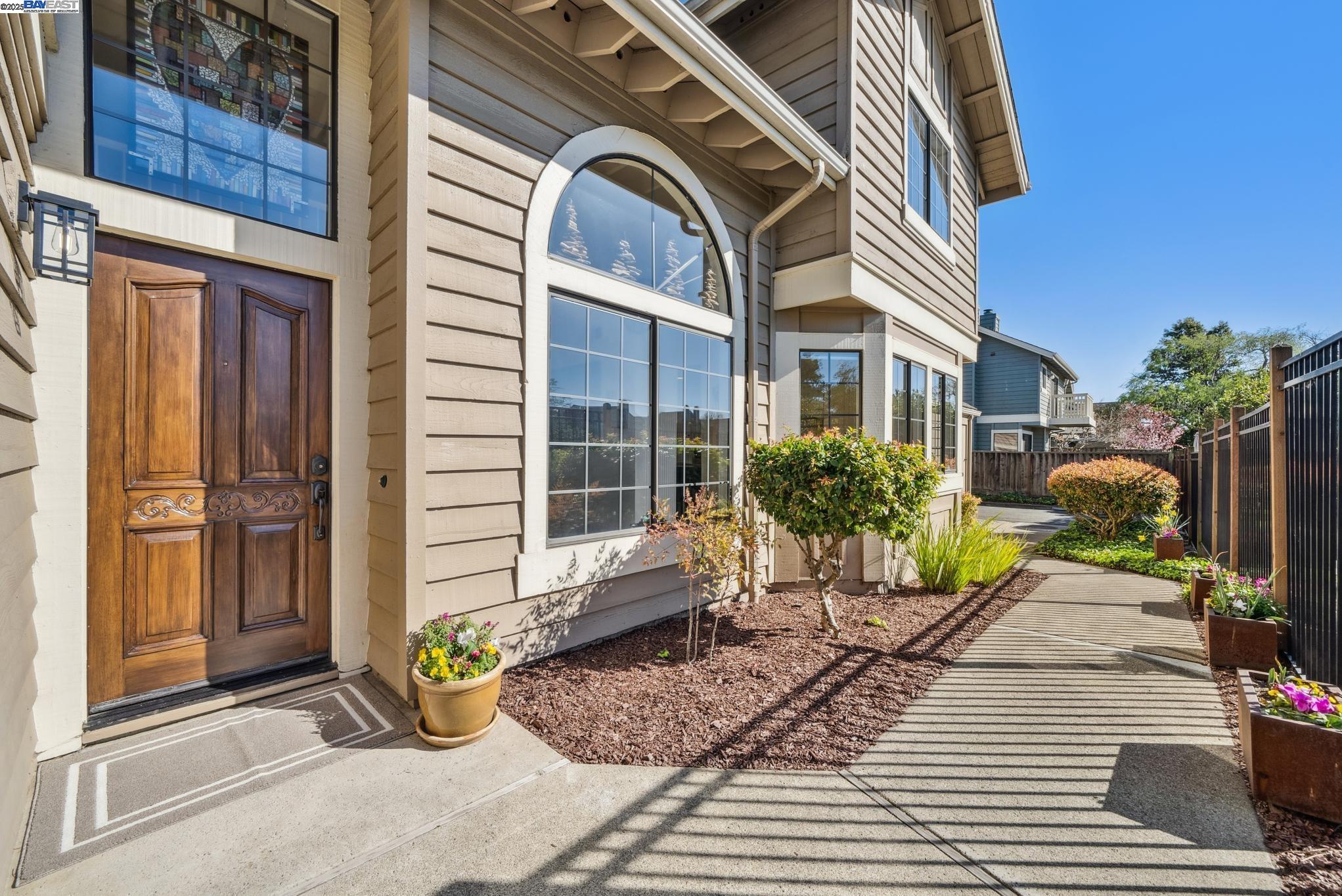 Detail Gallery Image 3 of 60 For 9 Palm Beach Ln, Alameda,  CA 94502 - 3 Beds | 2/1 Baths