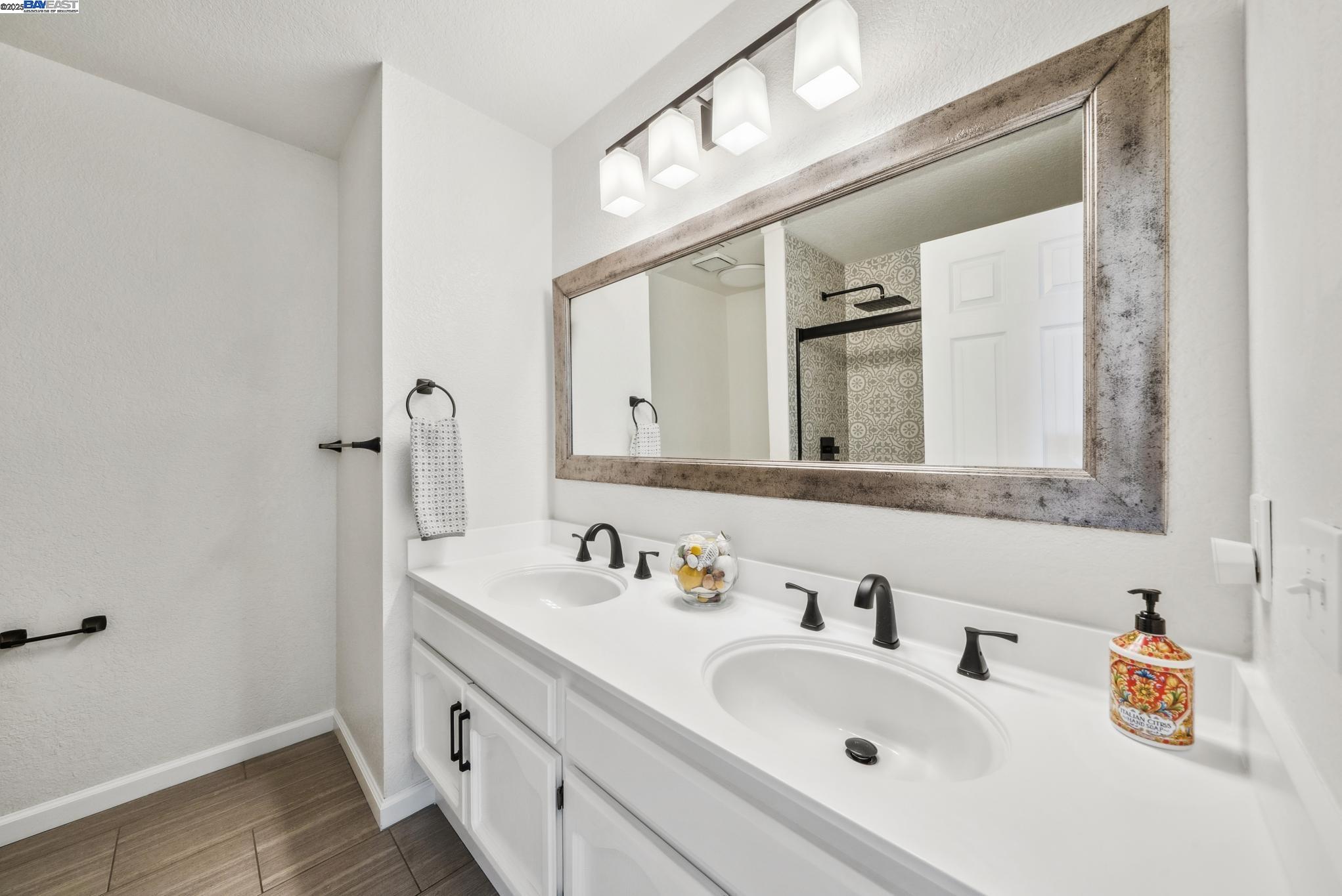 Detail Gallery Image 33 of 60 For 9 Palm Beach Ln, Alameda,  CA 94502 - 3 Beds | 2/1 Baths