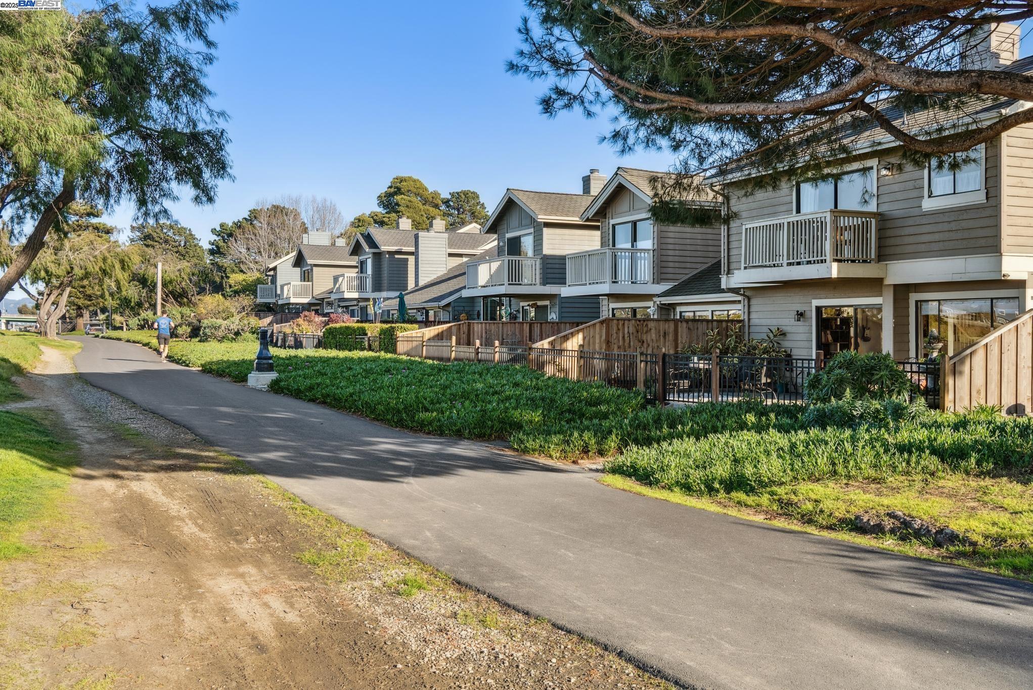 Detail Gallery Image 43 of 60 For 9 Palm Beach Ln, Alameda,  CA 94502 - 3 Beds | 2/1 Baths