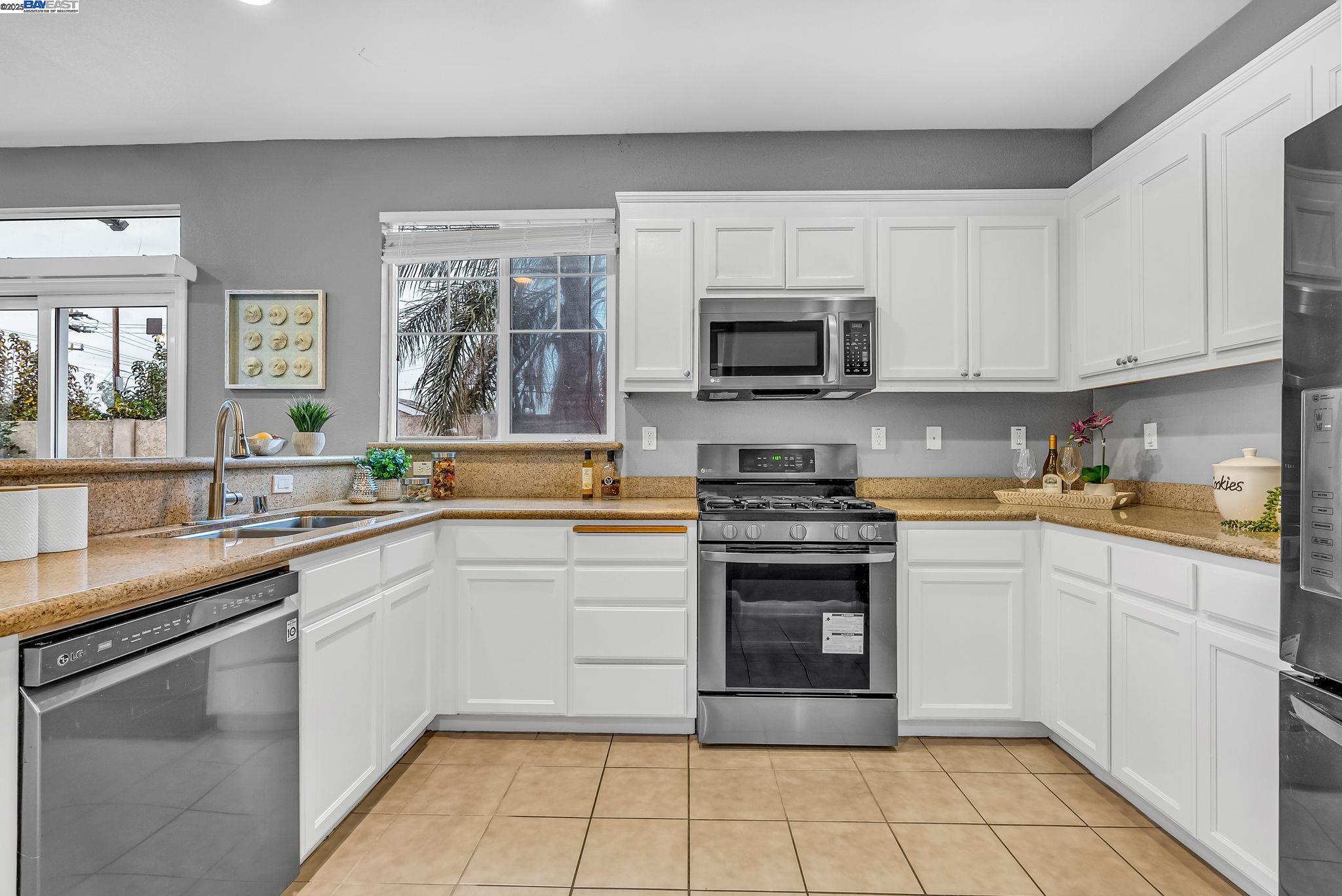 Detail Gallery Image 6 of 36 For 11 Cassia Ct, Pittsburg,  CA 94565 - 4 Beds | 2/1 Baths