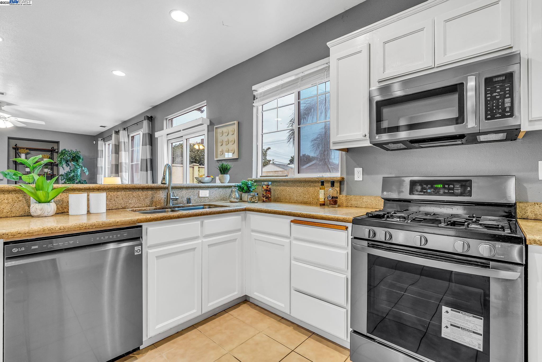 Detail Gallery Image 7 of 36 For 11 Cassia Ct, Pittsburg,  CA 94565 - 4 Beds | 2/1 Baths