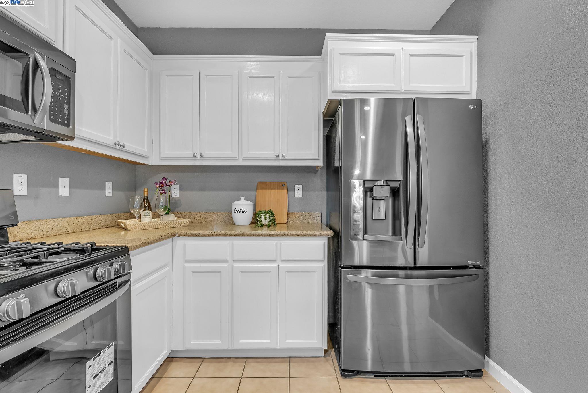 Detail Gallery Image 8 of 36 For 11 Cassia Ct, Pittsburg,  CA 94565 - 4 Beds | 2/1 Baths