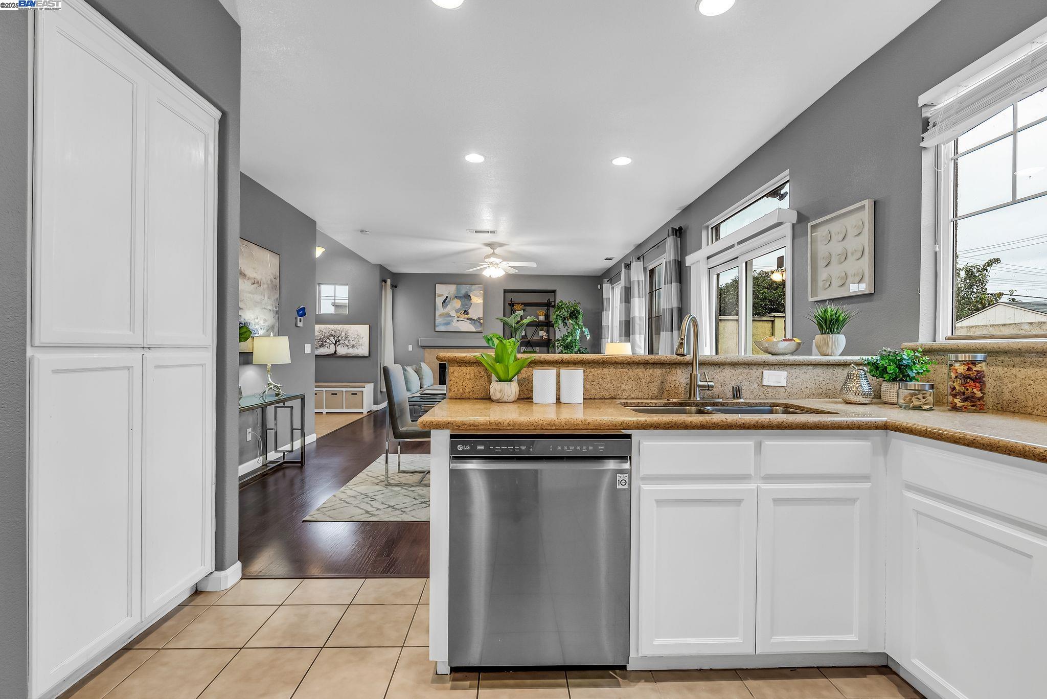 Detail Gallery Image 9 of 36 For 11 Cassia Ct, Pittsburg,  CA 94565 - 4 Beds | 2/1 Baths