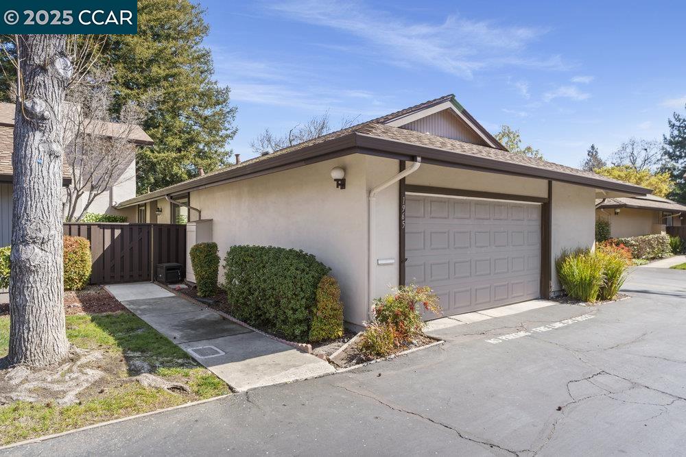 Detail Gallery Image 1 of 1 For 1965 Countrywood Ct, Walnut Creek,  CA 94598 - 3 Beds | 3 Baths