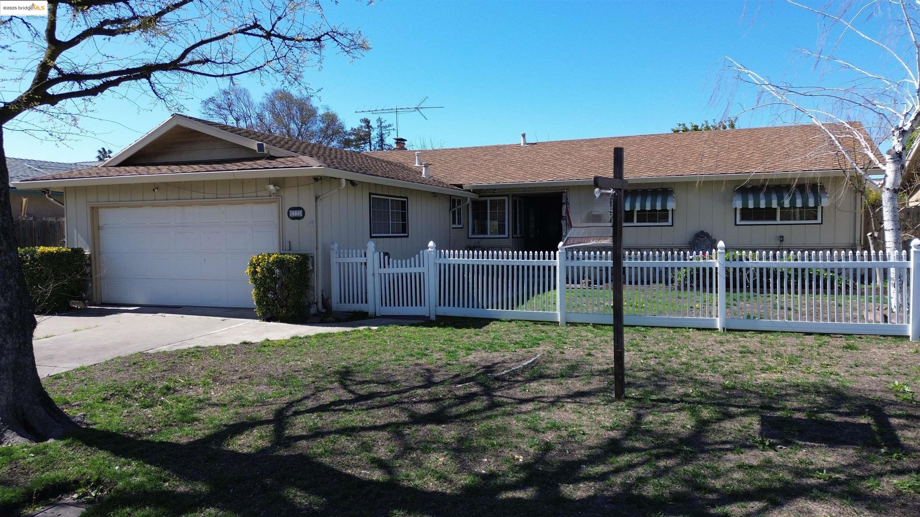Detail Gallery Image 2 of 25 For 8733 Ensenada Dr, Stockton,  CA 95210 - 3 Beds | 2 Baths