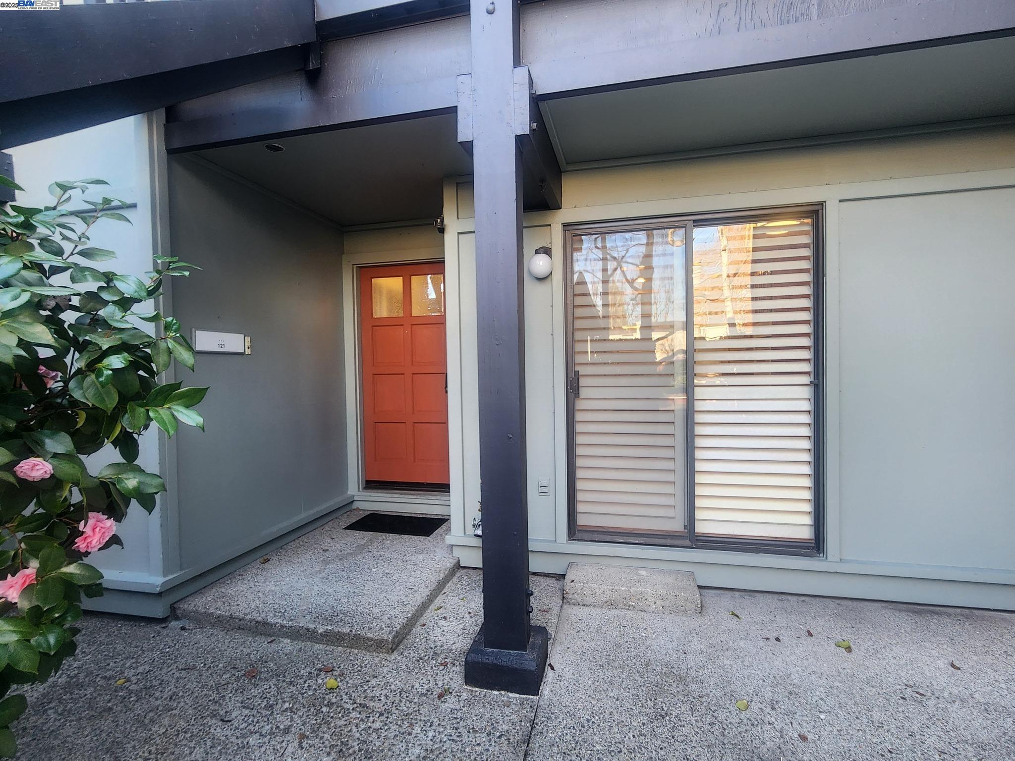 Detail Gallery Image 1 of 24 For 121 Rubicon Cir, Danville,  CA 94526 - 2 Beds | 2 Baths